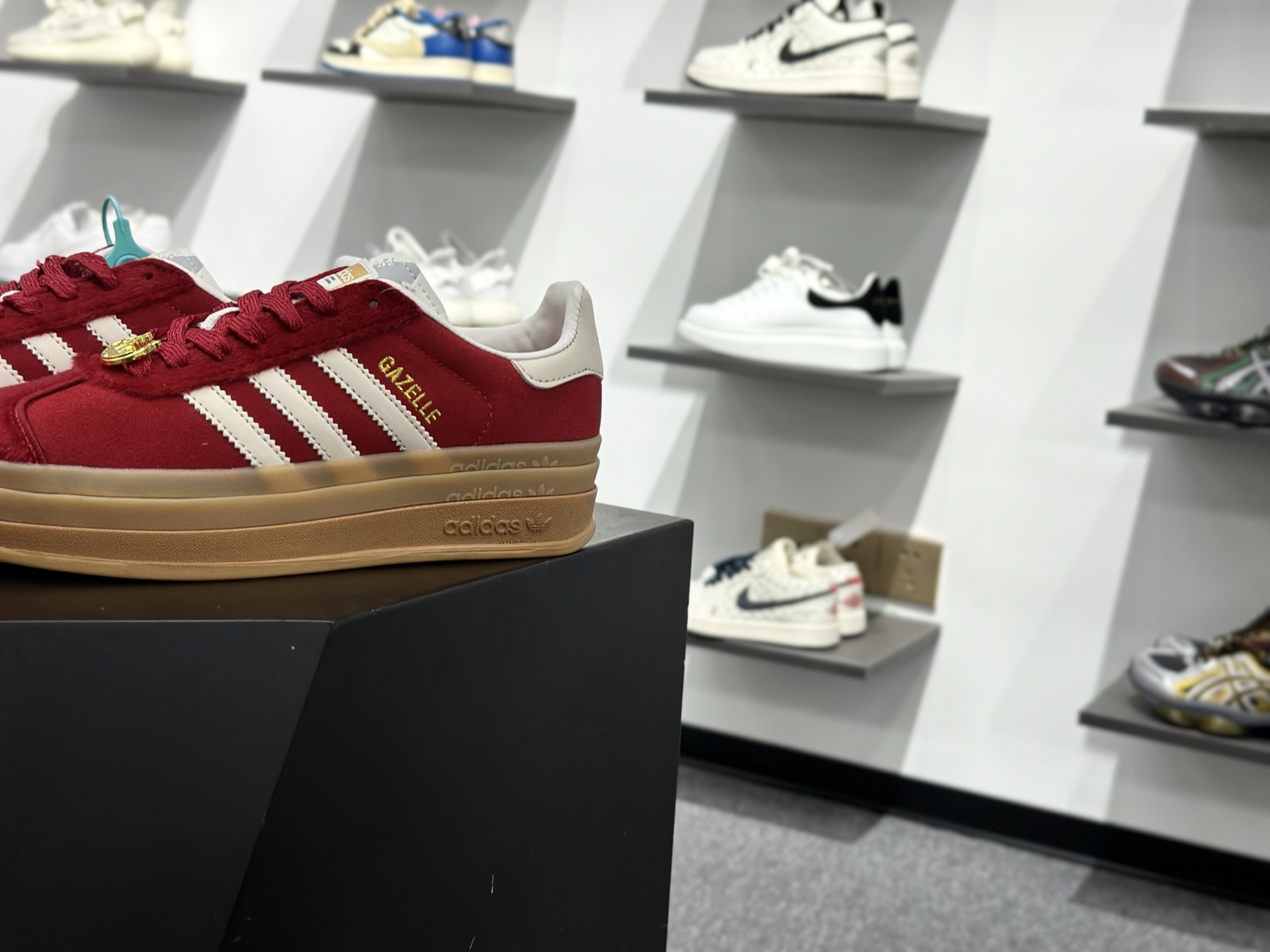 Adidas originals GAZELLE CNY新年款 马年限定 经典运动 德训鞋 女款 KJ4293 Adidas originals GAZELLE CNY新年款 马年限定 经典运动 德训鞋 女款 KJ4293