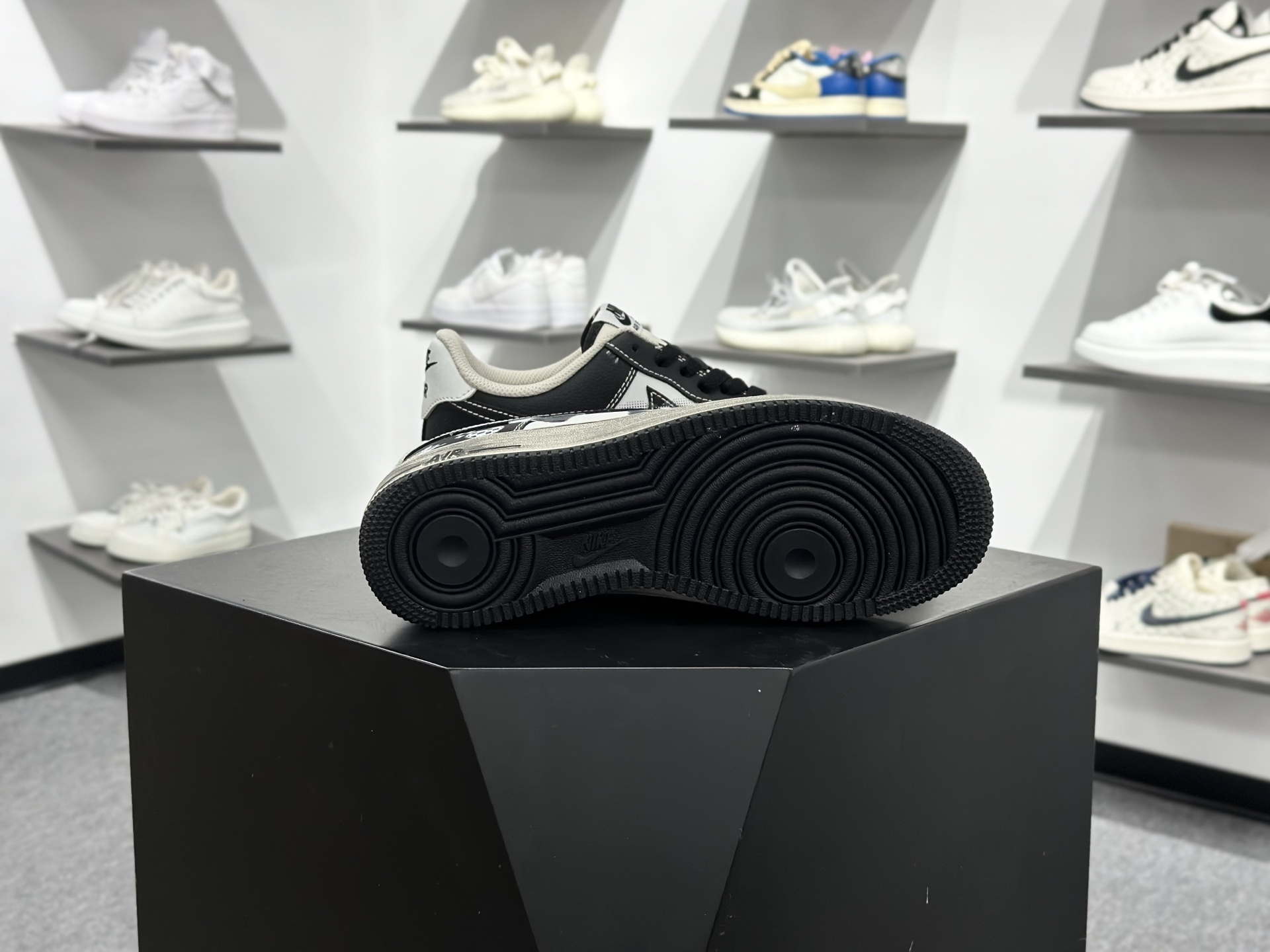 Nike Air Force 1 Low 07 黑白涂鸦小勾 DB3301-808