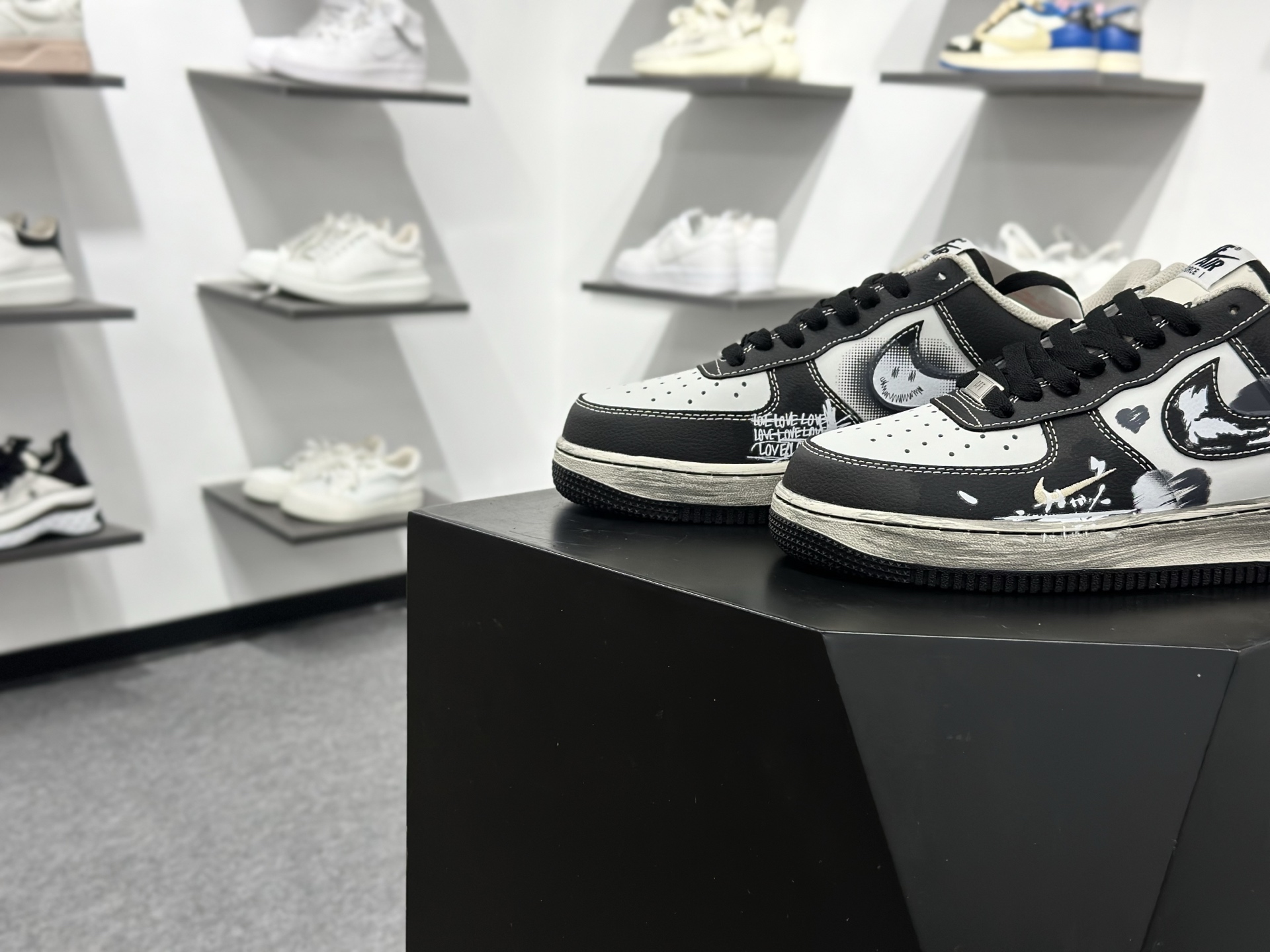 Nike Air Force 1 Low 07 黑白涂鸦小勾 DB3301-808