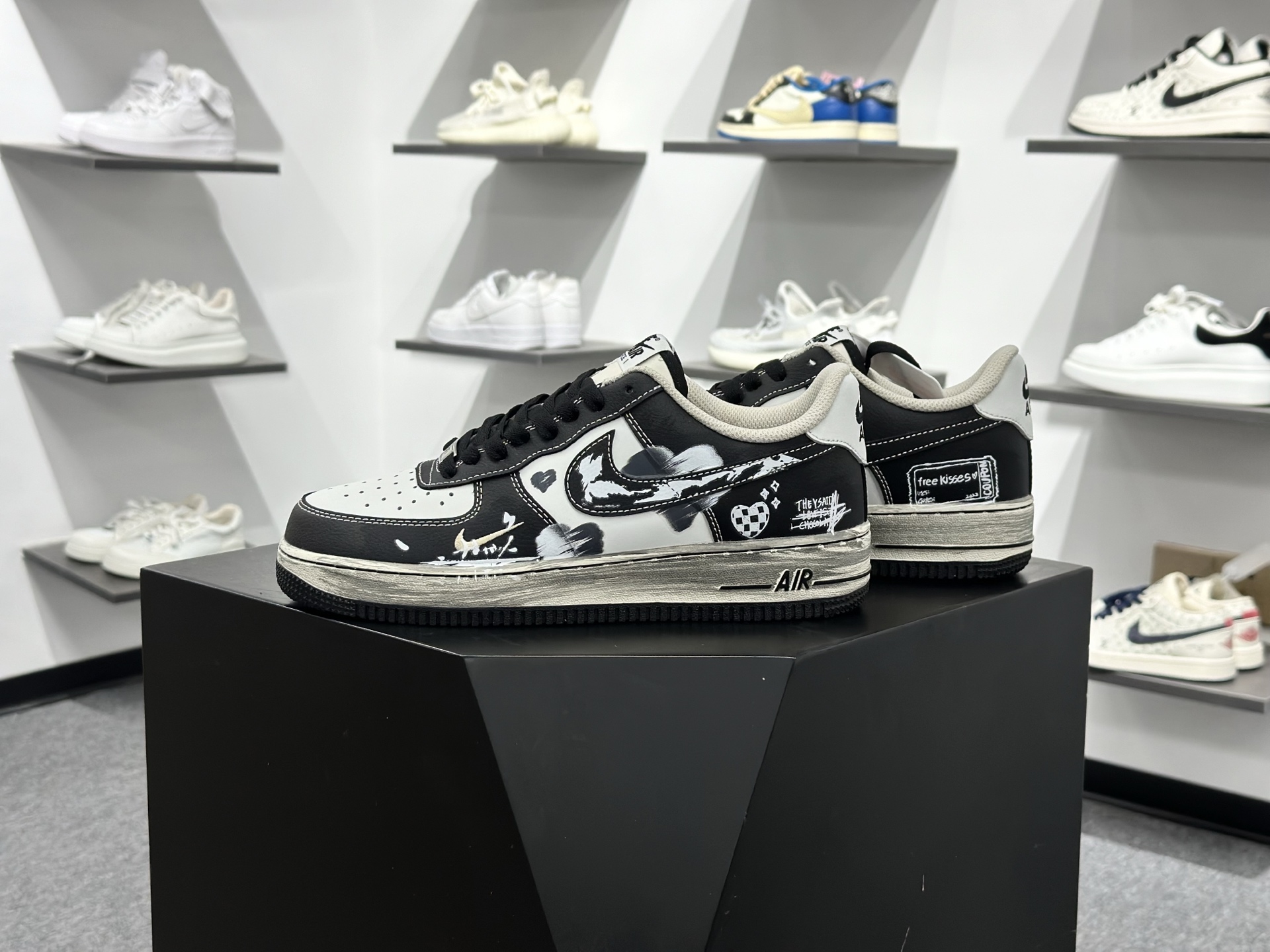 Nike Air Force 1 Low 07 黑白涂鸦小勾 DB3301-808