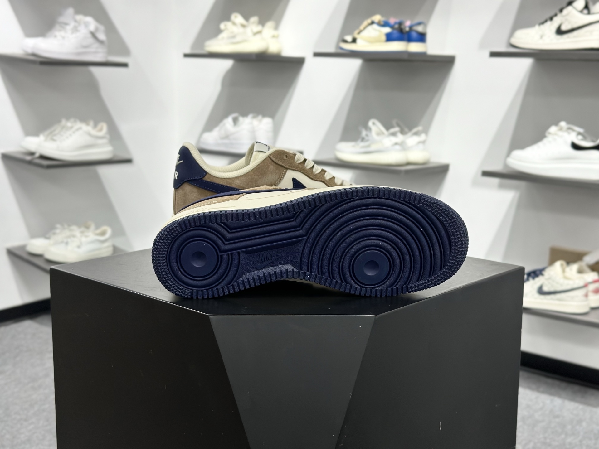 Nike Air Force 1‘07 Low 联名 米棕藏蓝 空军一号低帮休闲板鞋 NH0601-589 Nike Air Force 1‘07 Low 联名 米棕藏蓝 空军一号低帮休闲板鞋 NH0601-589