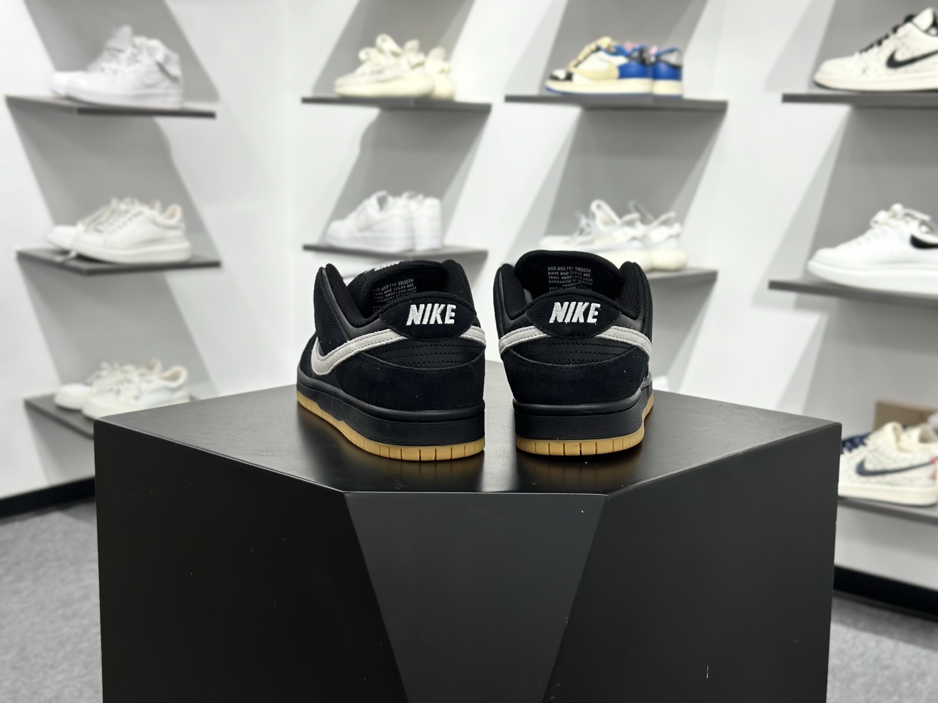 220 NIKE Dunk Low 黑白生胶 独家版型蒸餾加工帶來的是更好的视觉和脚感体验 HF3704-003-Chinese UA Cheap High Quatity Brand Clothes Bags handbags Sneakers wholesale wholesaler seller from China Factory suppliers Fashion Clothing Shoes best Quality Beautiful Price 220 NIKE Dunk Low 黑白生胶 独家版型蒸餾加工帶來的是更好的视觉和脚感体验 HF3704-003