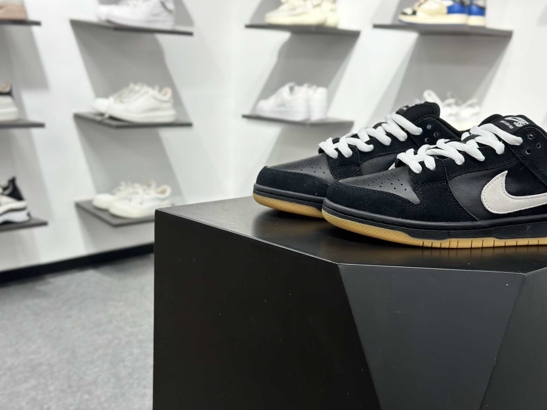 220 NIKE Dunk Low 黑白生胶 独家版型蒸餾加工帶來的是更好的视觉和脚感体验 HF3704-003-Chinese UA Cheap High Quatity Brand Clothes Bags handbags Sneakers wholesale wholesaler seller from China Factory suppliers Fashion Clothing Shoes best Quality Beautiful Price 220 NIKE Dunk Low 黑白生胶 独家版型蒸餾加工帶來的是更好的视觉和脚感体验 HF3704-003