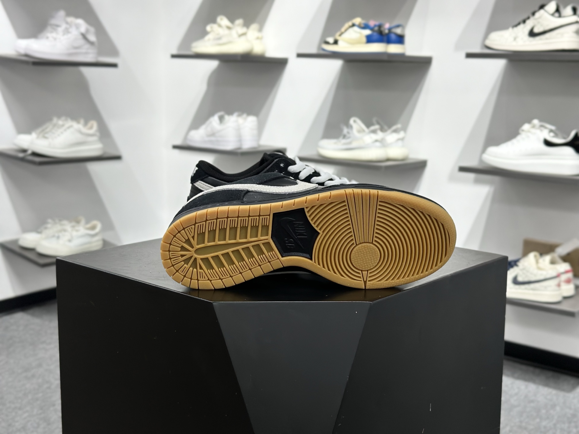 220 NIKE Dunk Low 黑白生胶 独家版型蒸餾加工帶來的是更好的视觉和脚感体验 HF3704-003-Chinese UA Cheap High Quatity Brand Clothes Bags handbags Sneakers wholesale wholesaler seller from China Factory suppliers Fashion Clothing Shoes best Quality Beautiful Price 220 NIKE Dunk Low 黑白生胶 独家版型蒸餾加工帶來的是更好的视觉和脚感体验 HF3704-003