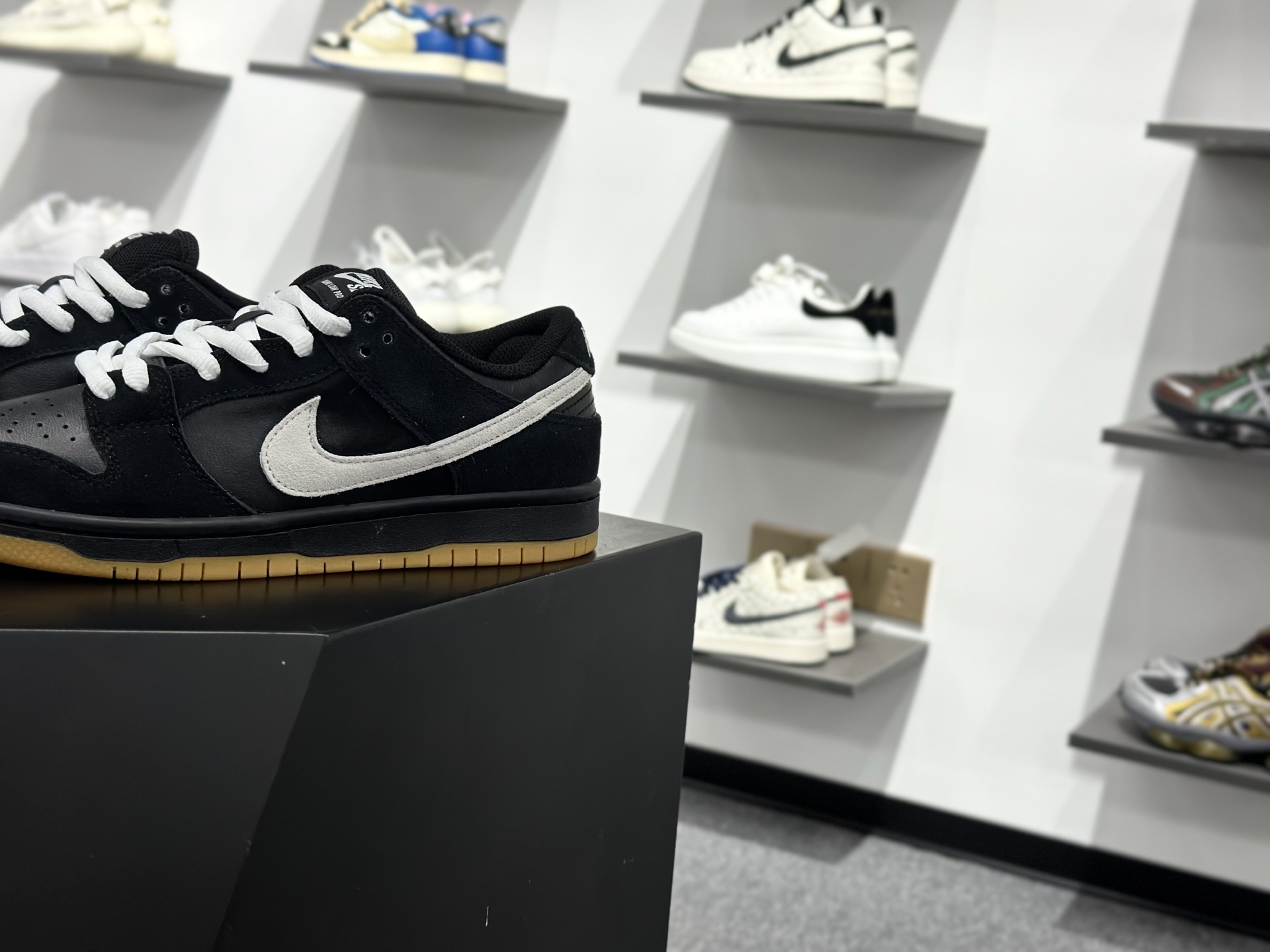 220 NIKE Dunk Low 黑白生胶 独家版型蒸餾加工帶來的是更好的视觉和脚感体验 HF3704-003-Chinese UA Cheap High Quatity Brand Clothes Bags handbags Sneakers wholesale wholesaler seller from China Factory suppliers Fashion Clothing Shoes best Quality Beautiful Price 220 NIKE Dunk Low 黑白生胶 独家版型蒸餾加工帶來的是更好的视觉和脚感体验 HF3704-003