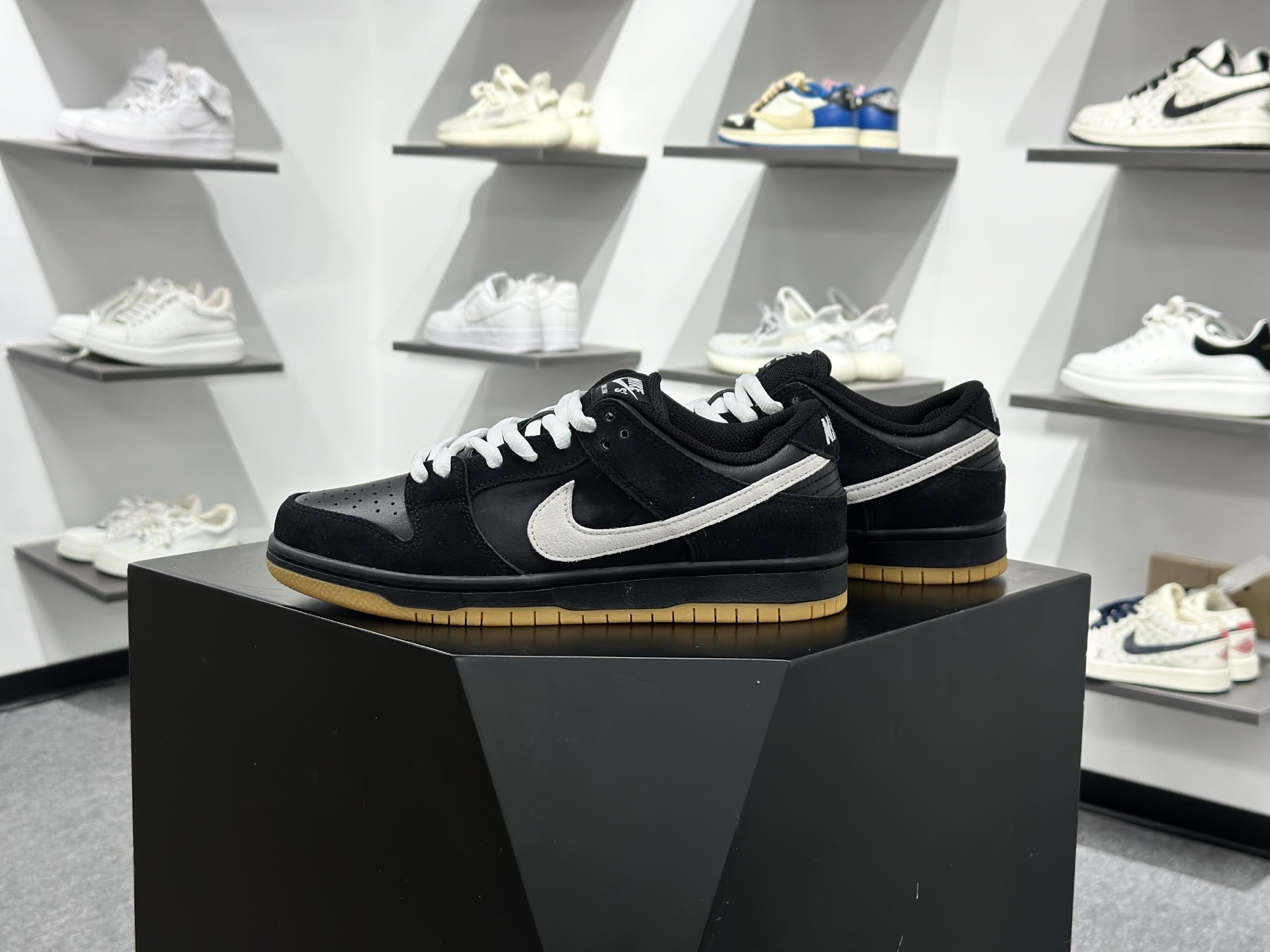 220 NIKE Dunk Low 黑白生胶 独家版型蒸餾加工帶來的是更好的视觉和脚感体验 HF3704-003-Chinese UA Cheap High Quatity Brand Clothes Bags handbags Sneakers wholesale wholesaler seller from China Factory suppliers Fashion Clothing Shoes best Quality Beautiful Price 220 NIKE Dunk Low 黑白生胶 独家版型蒸餾加工帶來的是更好的视觉和脚感体验 HF3704-003