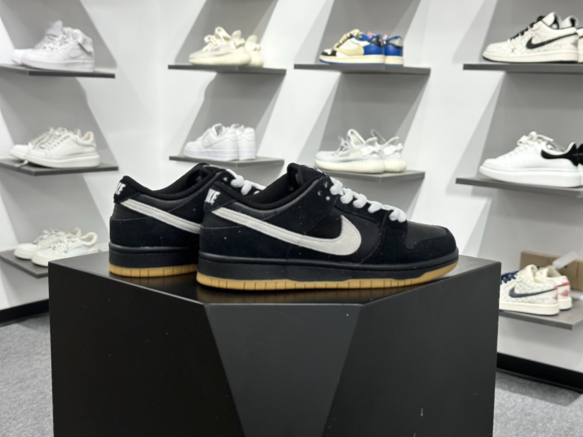 220 NIKE Dunk Low 黑白生胶 独家版型蒸餾加工帶來的是更好的视觉和脚感体验 HF3704-003-Chinese UA Cheap High Quatity Brand Clothes Bags handbags Sneakers wholesale wholesaler seller from China Factory suppliers Fashion Clothing Shoes best Quality Beautiful Price 220 NIKE Dunk Low 黑白生胶 独家版型蒸餾加工帶來的是更好的视觉和脚感体验 HF3704-003