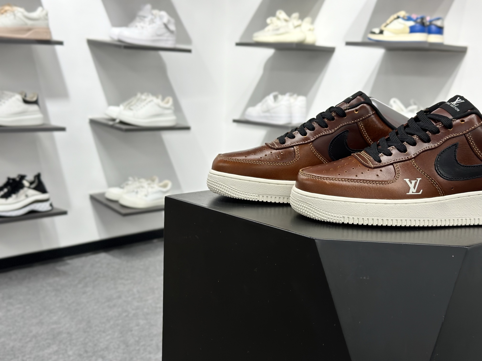 260 Nike AIR FORCE 1'07 LX DF0188-115