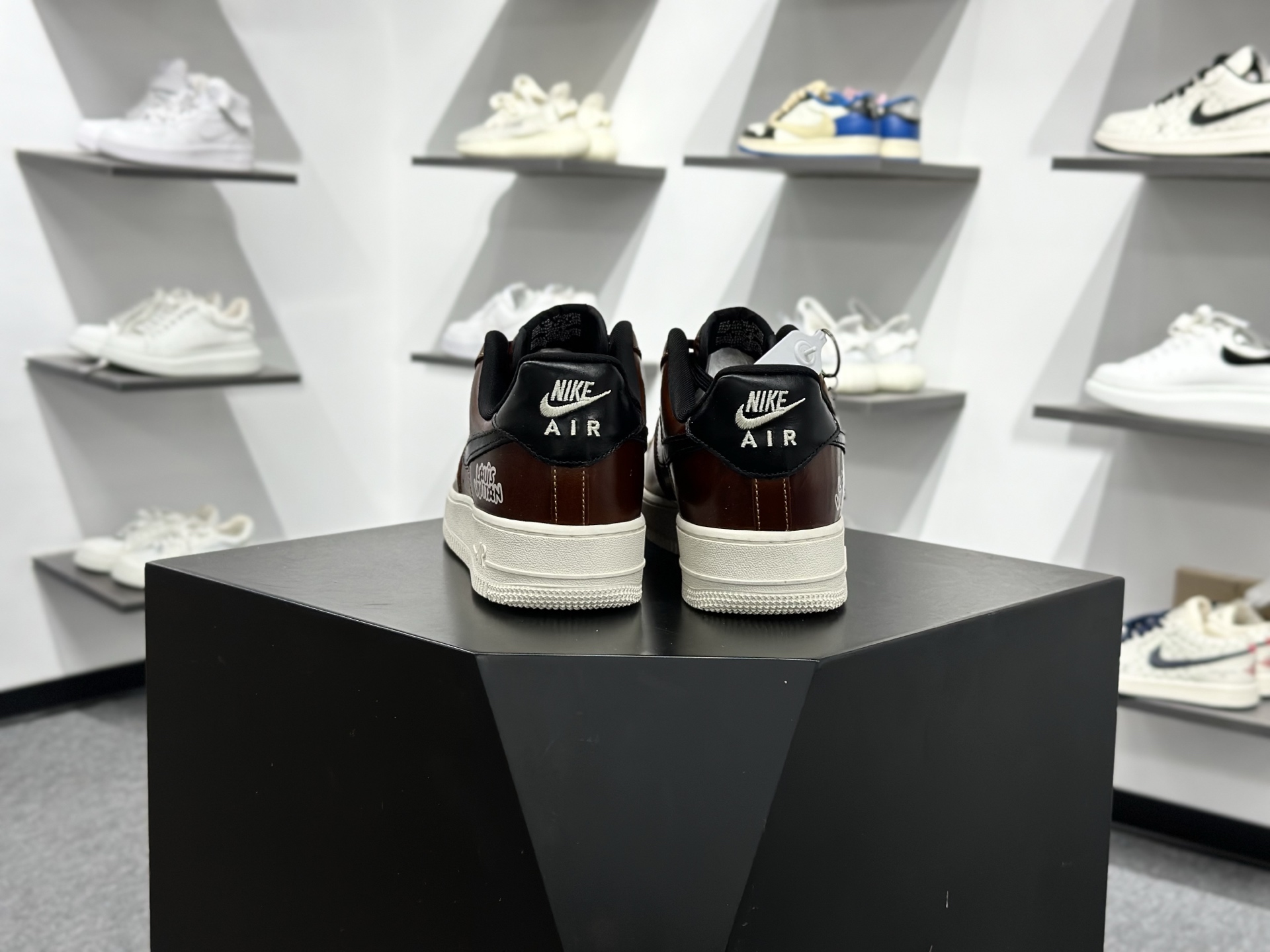 260 Nike AIR FORCE 1'07 LX DF0188-115