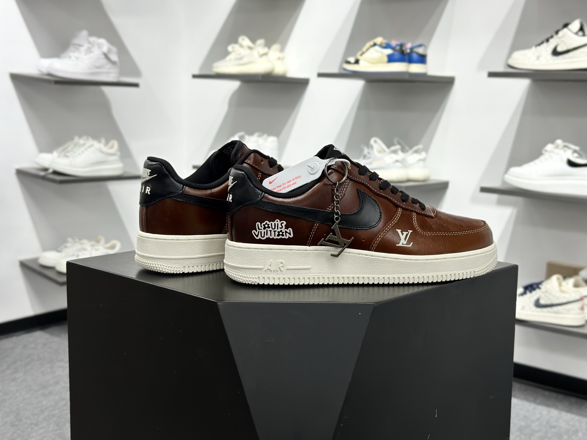 260 Nike AIR FORCE 1'07 LX DF0188-115