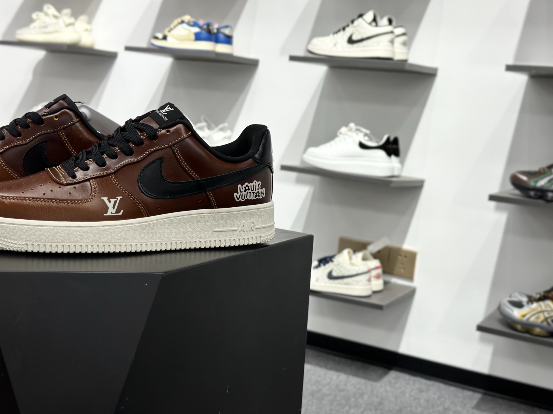 260 Nike AIR FORCE 1'07 LX DF0188-115