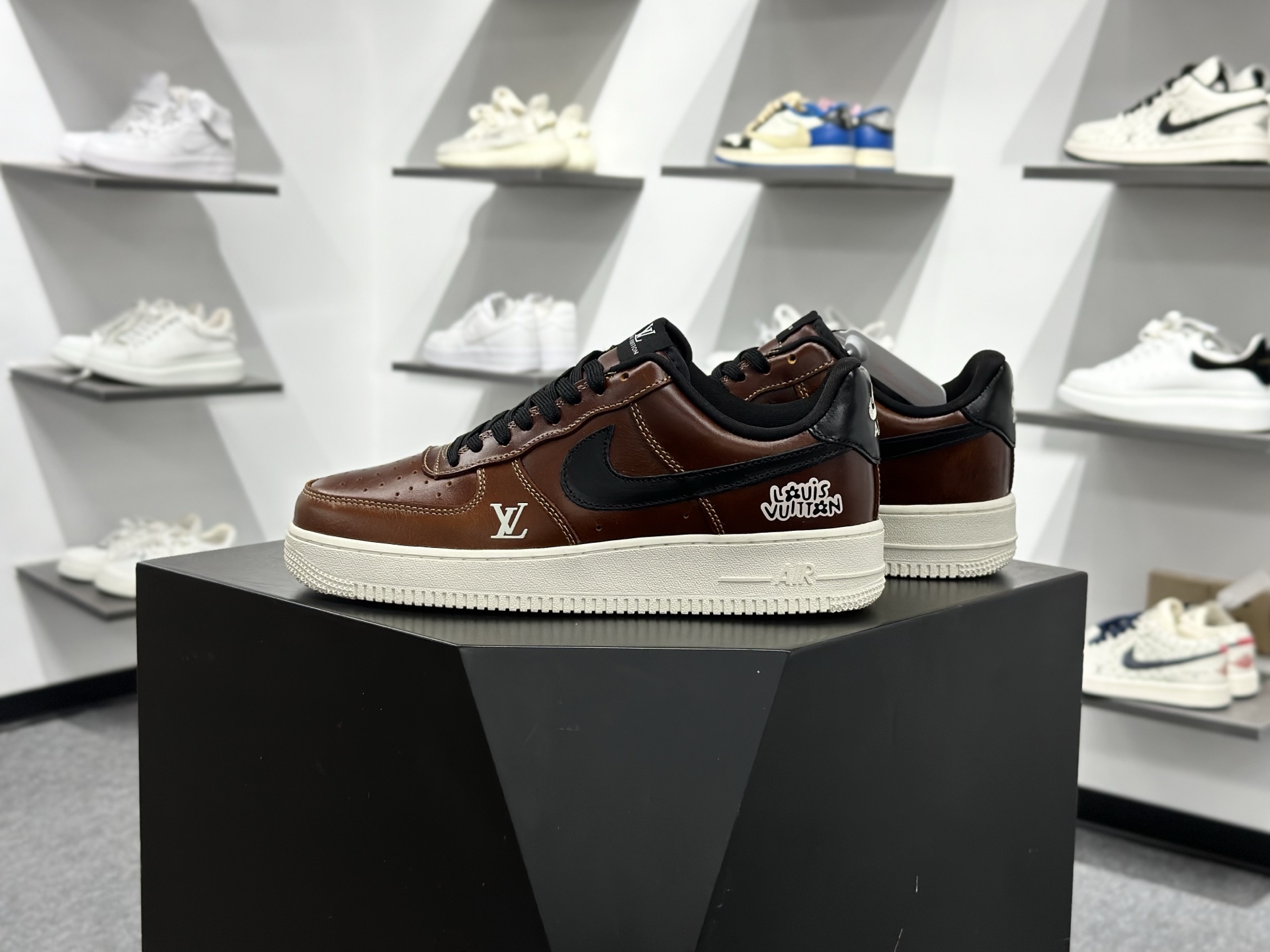 260 Nike AIR FORCE 1'07 LX DF0188-115
