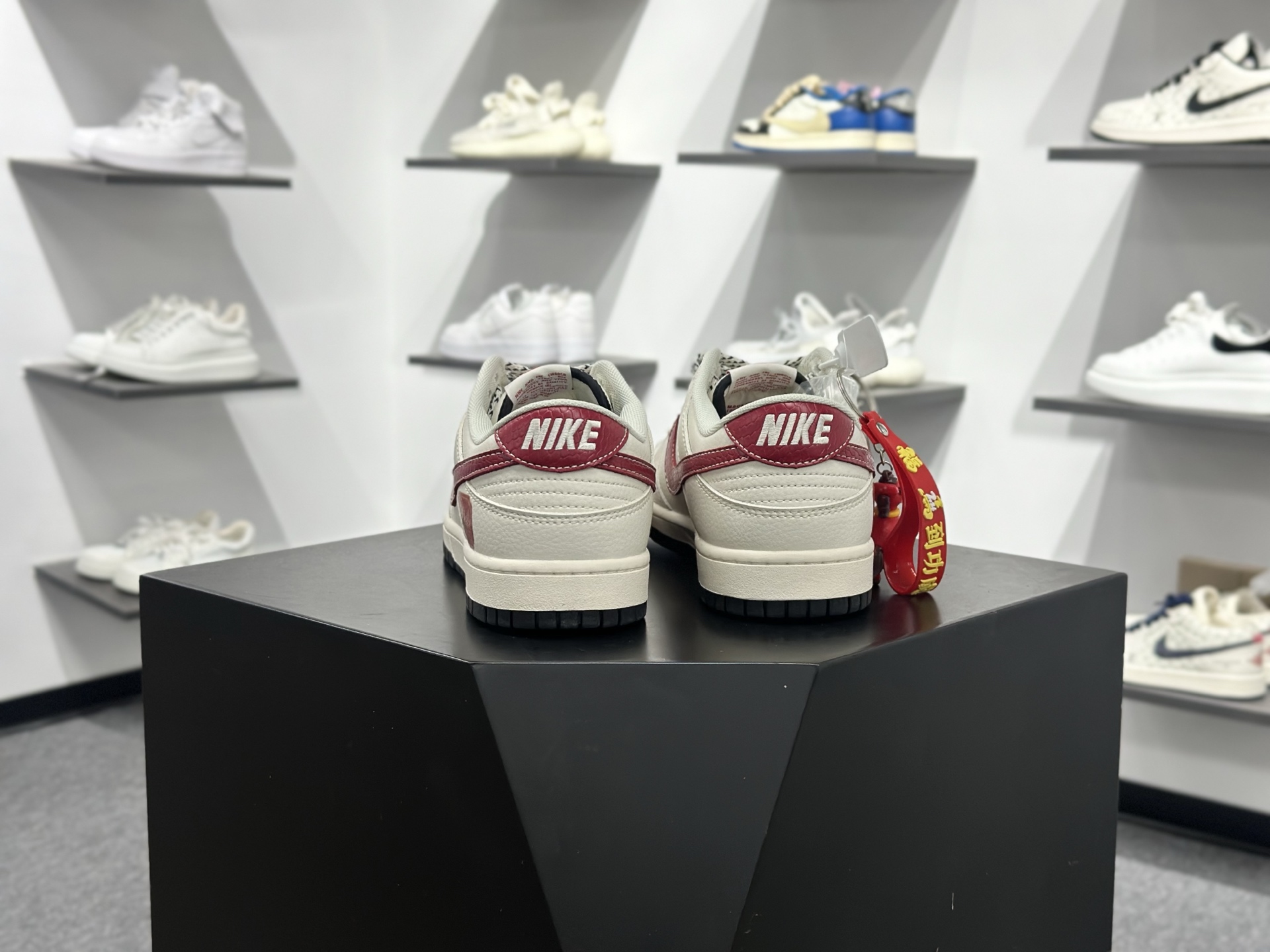 Nike SB Dunk Low 马年联名 XX8930-030