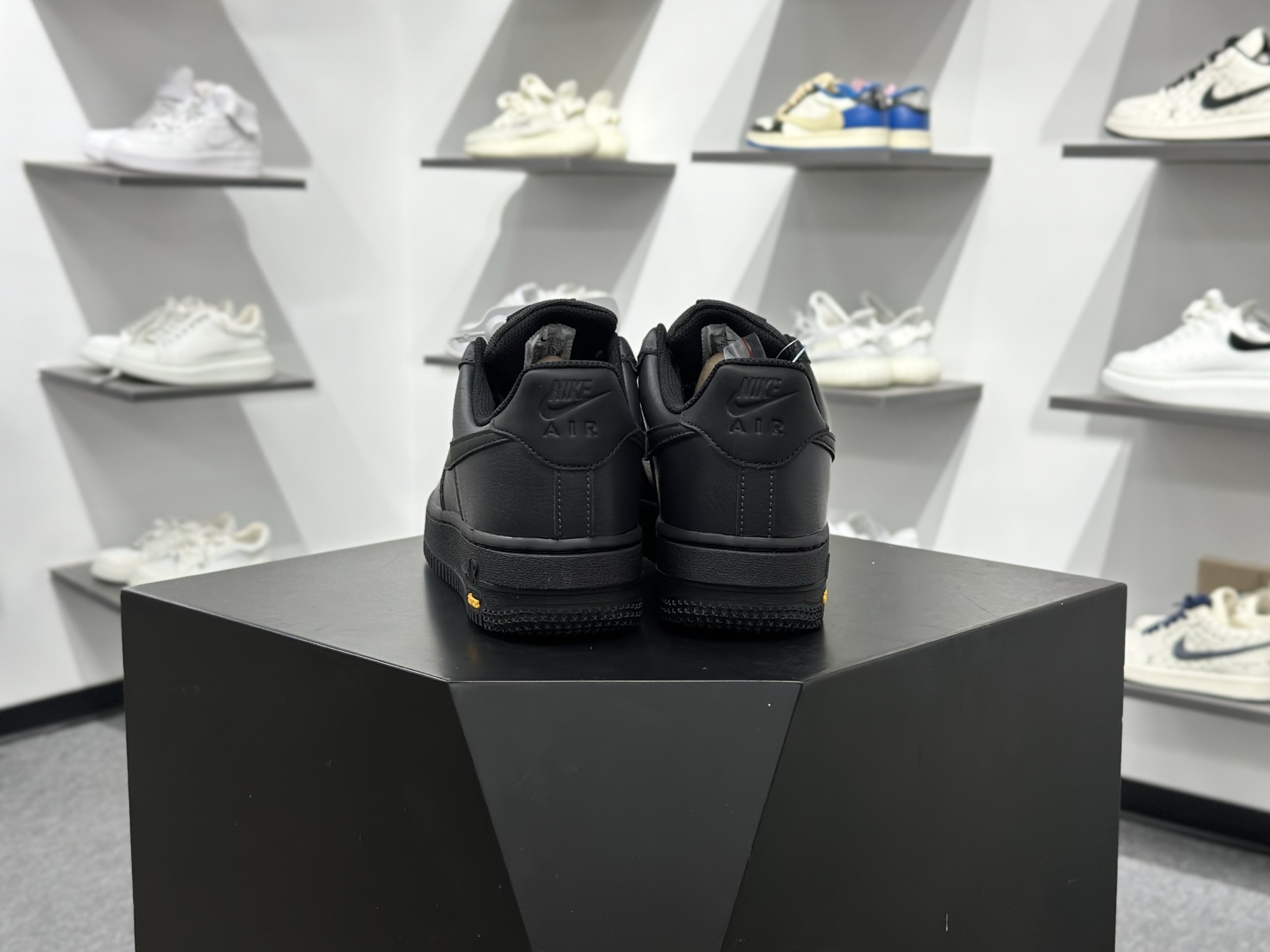 200 Nike Air Force 1 Low 07 纯黑 HV5953-001