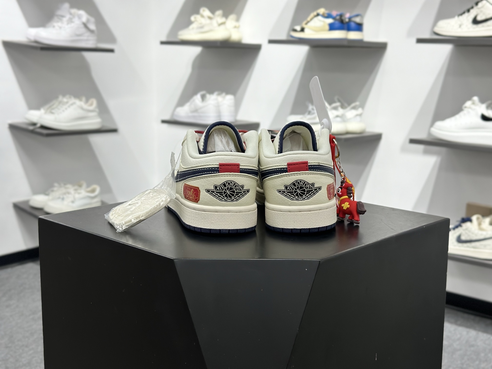 Nike Air Jordan 1 Low 联名款 定制AJ联名-高端定制 低帮复古文化板鞋 FC7688-198 Nike Air Jordan 1 Low 联名款 定制AJ联名-高端定制 低帮复古文化板鞋 FC7688-198