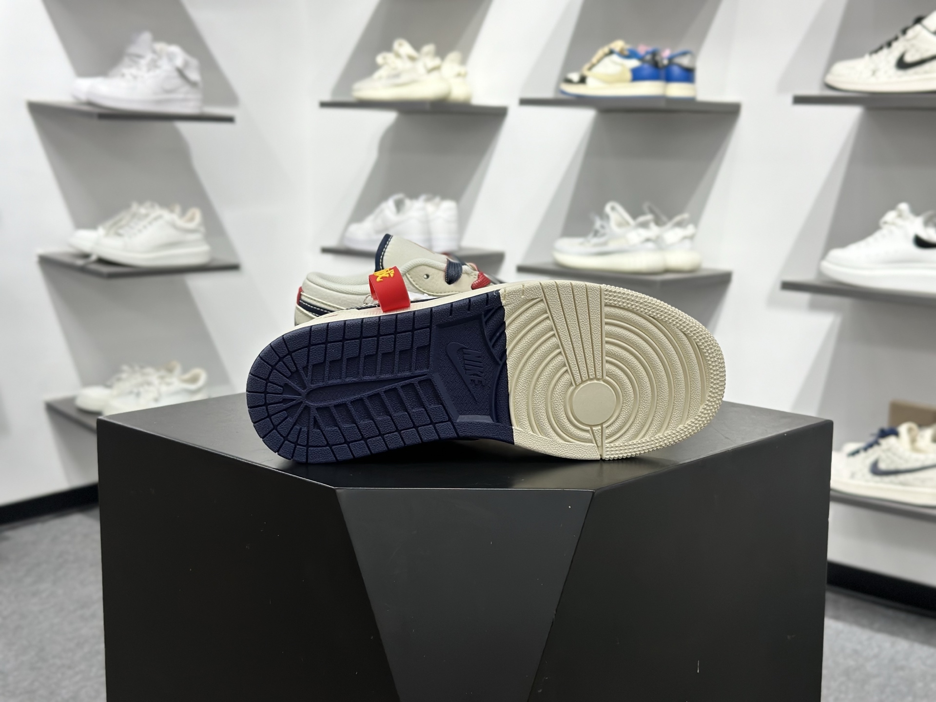 Nike Air Jordan 1 Low 联名款 定制AJ联名-高端定制 低帮复古文化板鞋 FC7688-198 Nike Air Jordan 1 Low 联名款 定制AJ联名-高端定制 低帮复古文化板鞋 FC7688-198