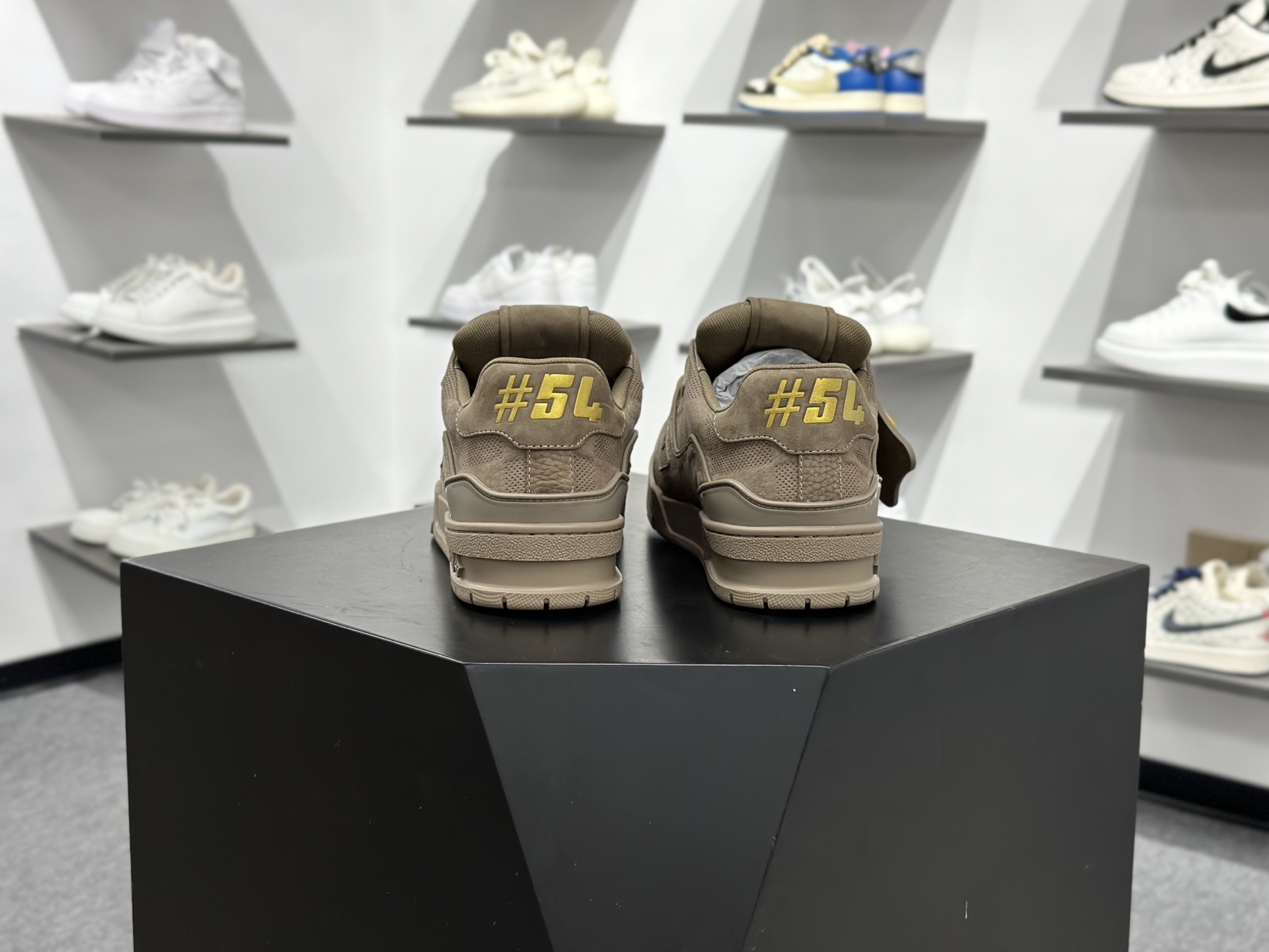 LOUIS VUITTON Trainer 牛皮革 圆头系带 低帮 板鞋 男女同款 褐色