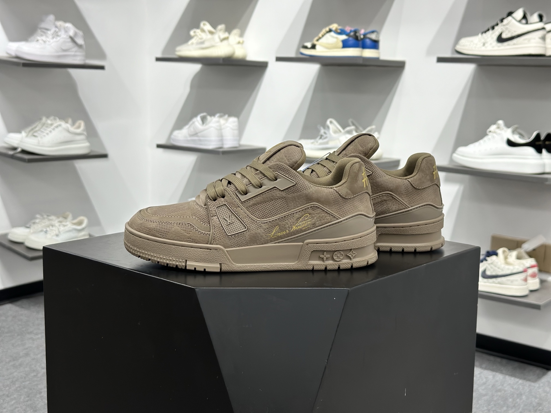 LOUIS VUITTON Trainer 牛皮革 圆头系带 低帮 板鞋 男女同款 褐色