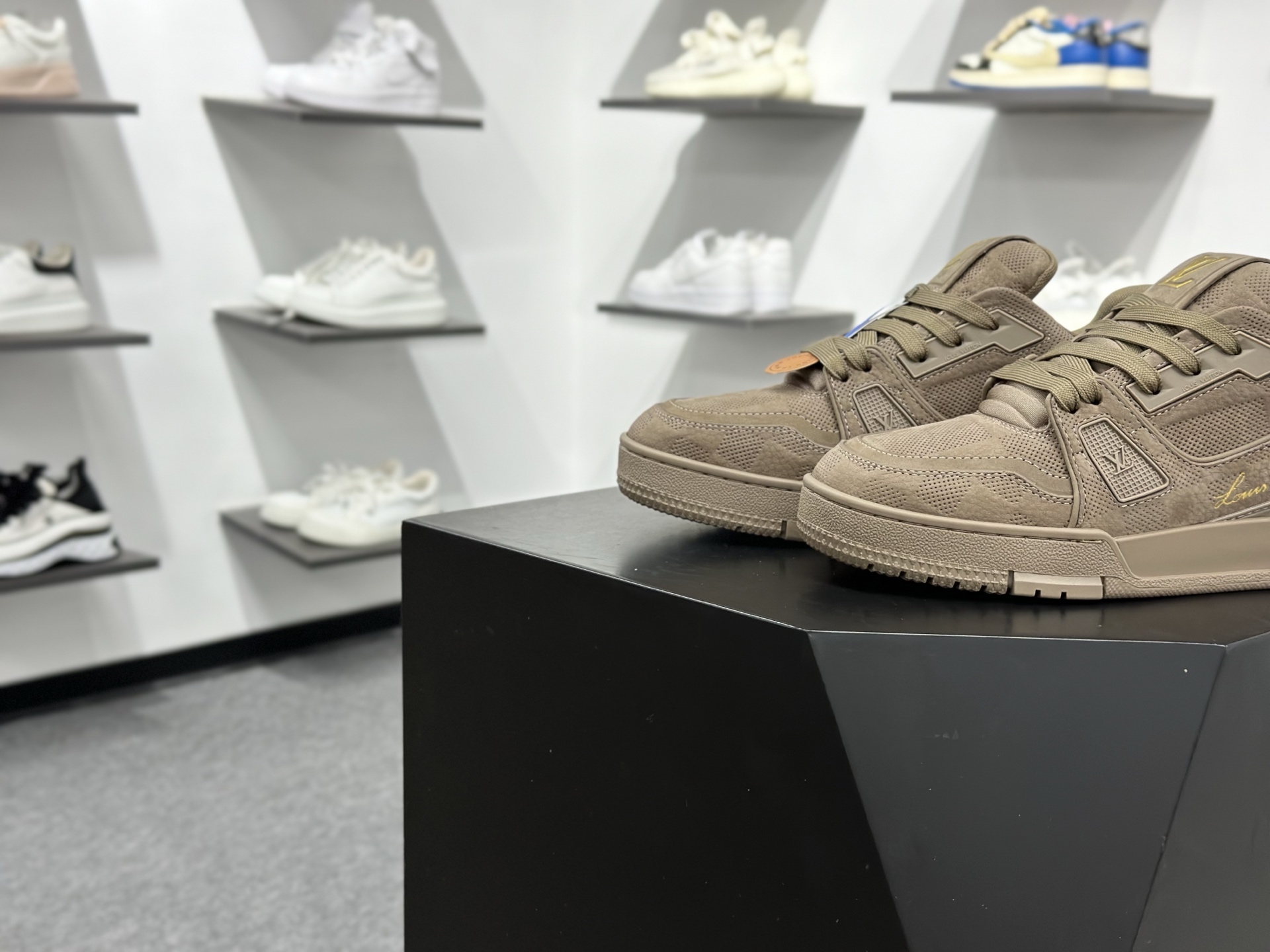 LOUIS VUITTON Trainer 牛皮革 圆头系带 低帮 板鞋 男女同款 褐色