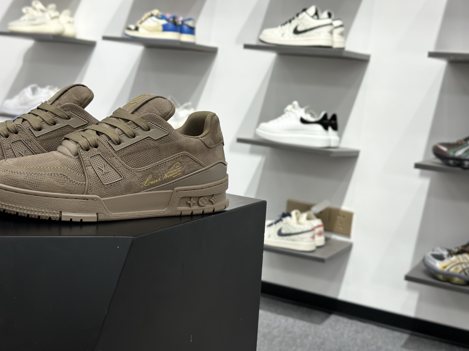 LOUIS VUITTON Trainer 牛皮革 圆头系带 低帮 板鞋 男女同款 褐色
