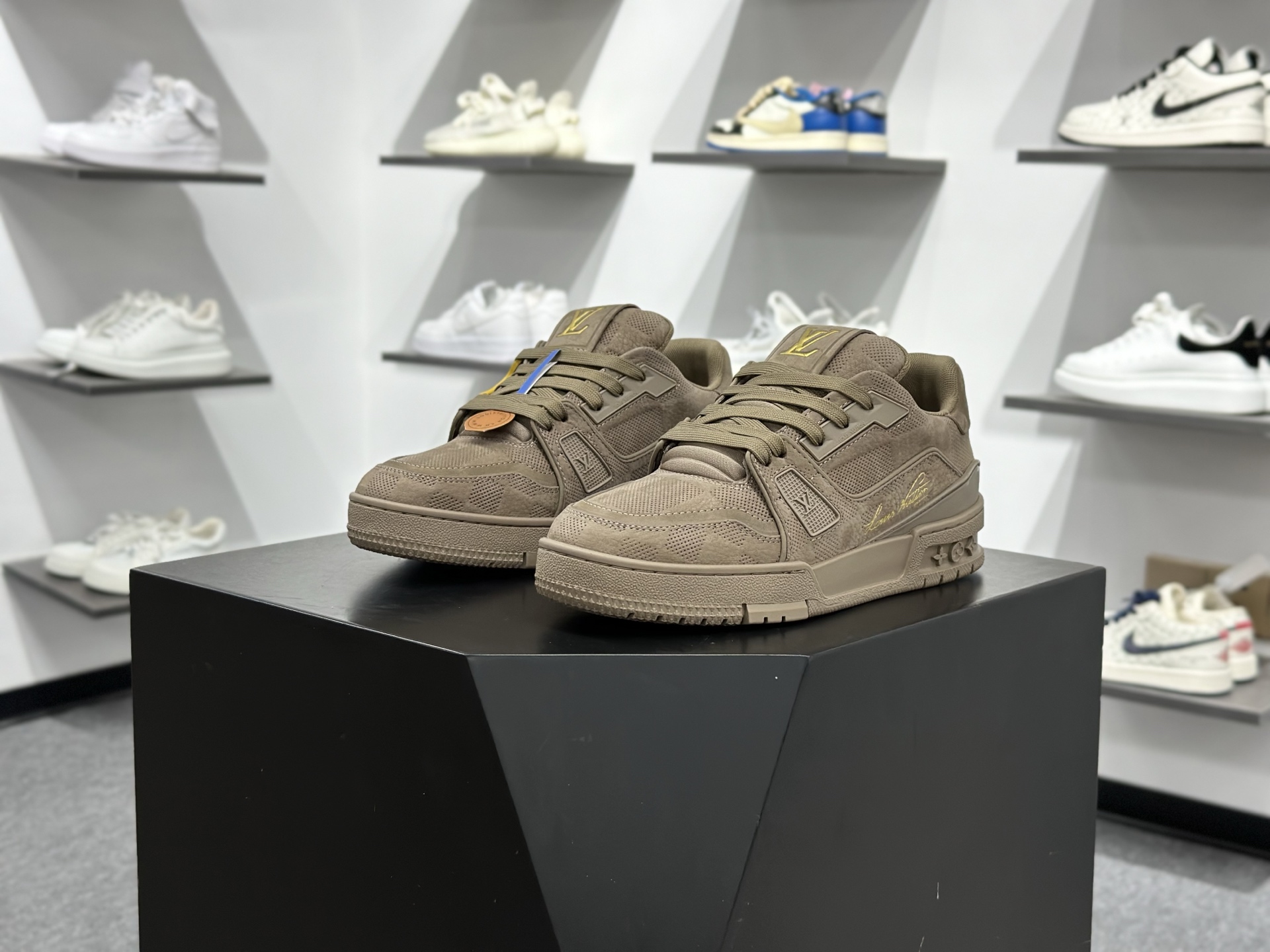 LOUIS VUITTON Trainer 牛皮革 圆头系带 低帮 板鞋 男女同款 褐色