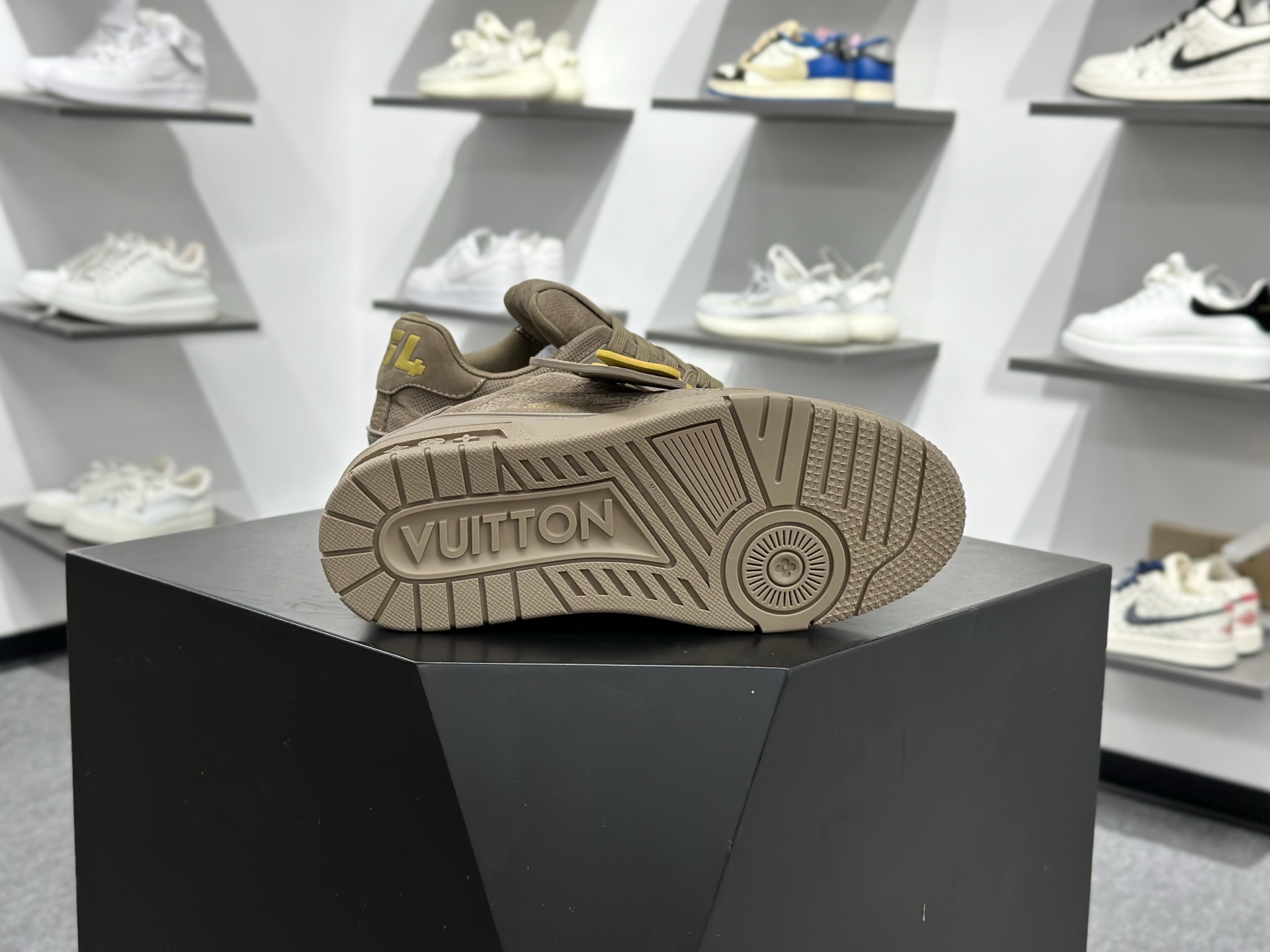 LOUIS VUITTON Trainer 牛皮革 圆头系带 低帮 板鞋 男女同款 褐色