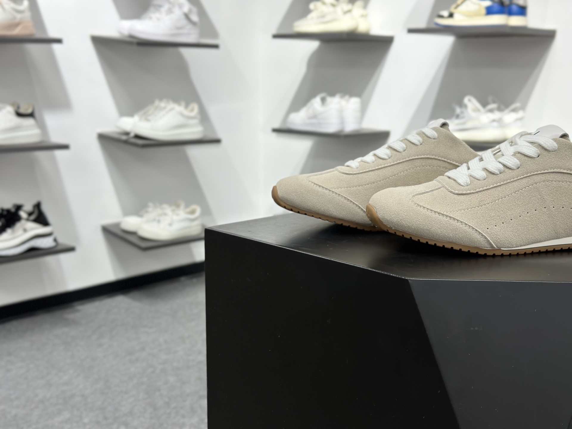 Alo Yoga Sunset Low Sneaker 日落系列低帮阿甘T头复古风德训薄底百搭休闲运动鞋 Alo Yoga Sunset Low Sneaker 日落系列低帮阿甘T头复古风德训薄底百搭休闲运动鞋