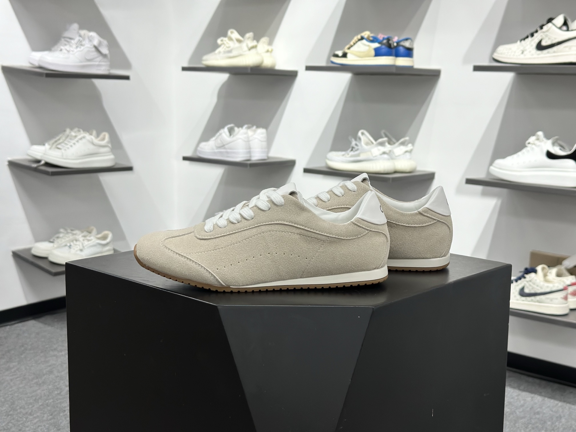 Alo Yoga Sunset Low Sneaker 日落系列低帮阿甘T头复古风德训薄底百搭休闲运动鞋 Alo Yoga Sunset Low Sneaker 日落系列低帮阿甘T头复古风德训薄底百搭休闲运动鞋