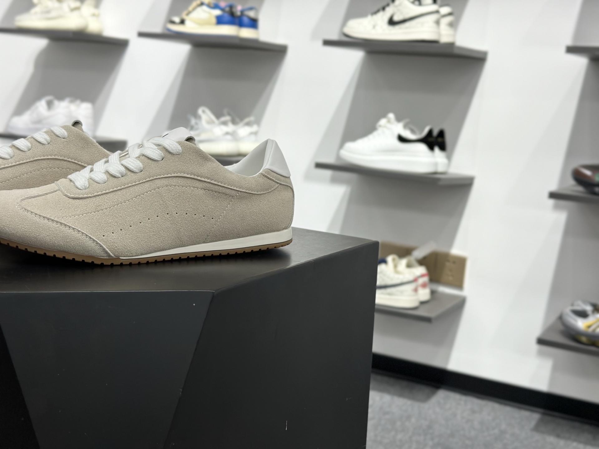 Alo Yoga Sunset Low Sneaker 日落系列低帮阿甘T头复古风德训薄底百搭休闲运动鞋 Alo Yoga Sunset Low Sneaker 日落系列低帮阿甘T头复古风德训薄底百搭休闲运动鞋