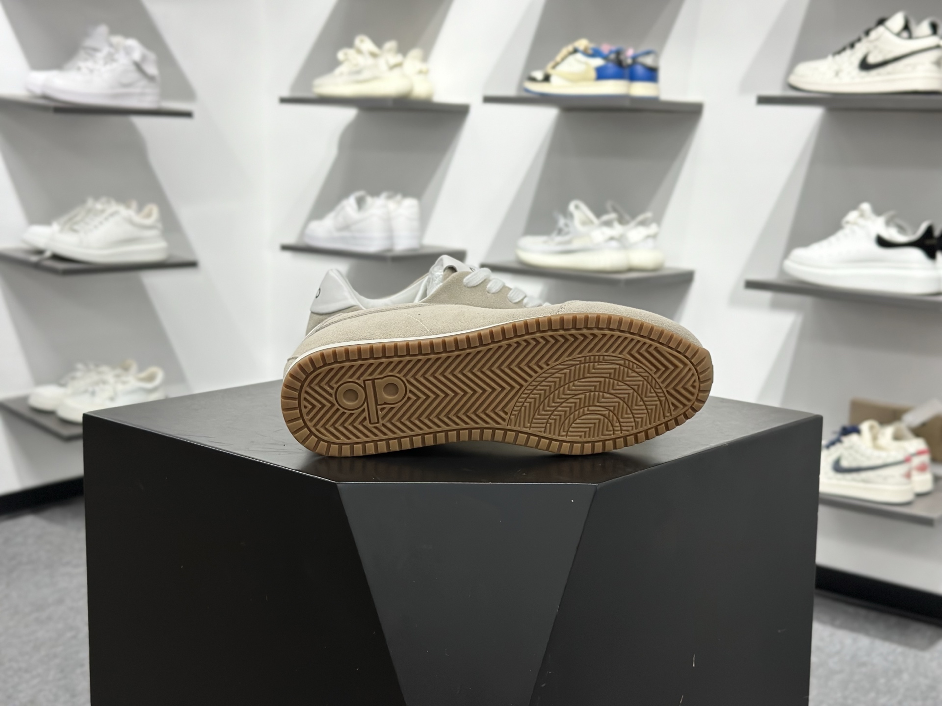Alo Yoga Sunset Low Sneaker 日落系列低帮阿甘T头复古风德训薄底百搭休闲运动鞋 Alo Yoga Sunset Low Sneaker 日落系列低帮阿甘T头复古风德训薄底百搭休闲运动鞋