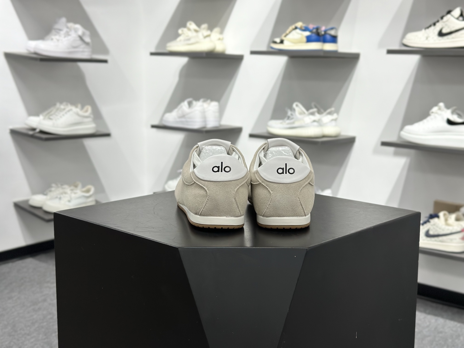 Alo Yoga Sunset Low Sneaker 日落系列低帮阿甘T头复古风德训薄底百搭休闲运动鞋 Alo Yoga Sunset Low Sneaker 日落系列低帮阿甘T头复古风德训薄底百搭休闲运动鞋