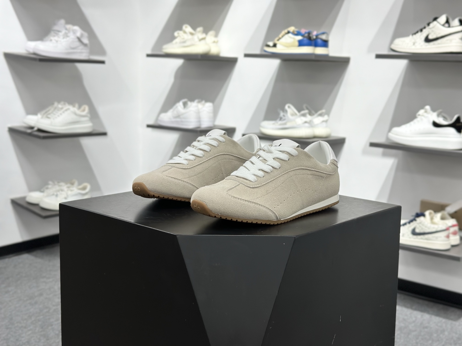 Alo Yoga Sunset Low Sneaker 日落系列低帮阿甘T头复古风德训薄底百搭休闲运动鞋 Alo Yoga Sunset Low Sneaker 日落系列低帮阿甘T头复古风德训薄底百搭休闲运动鞋