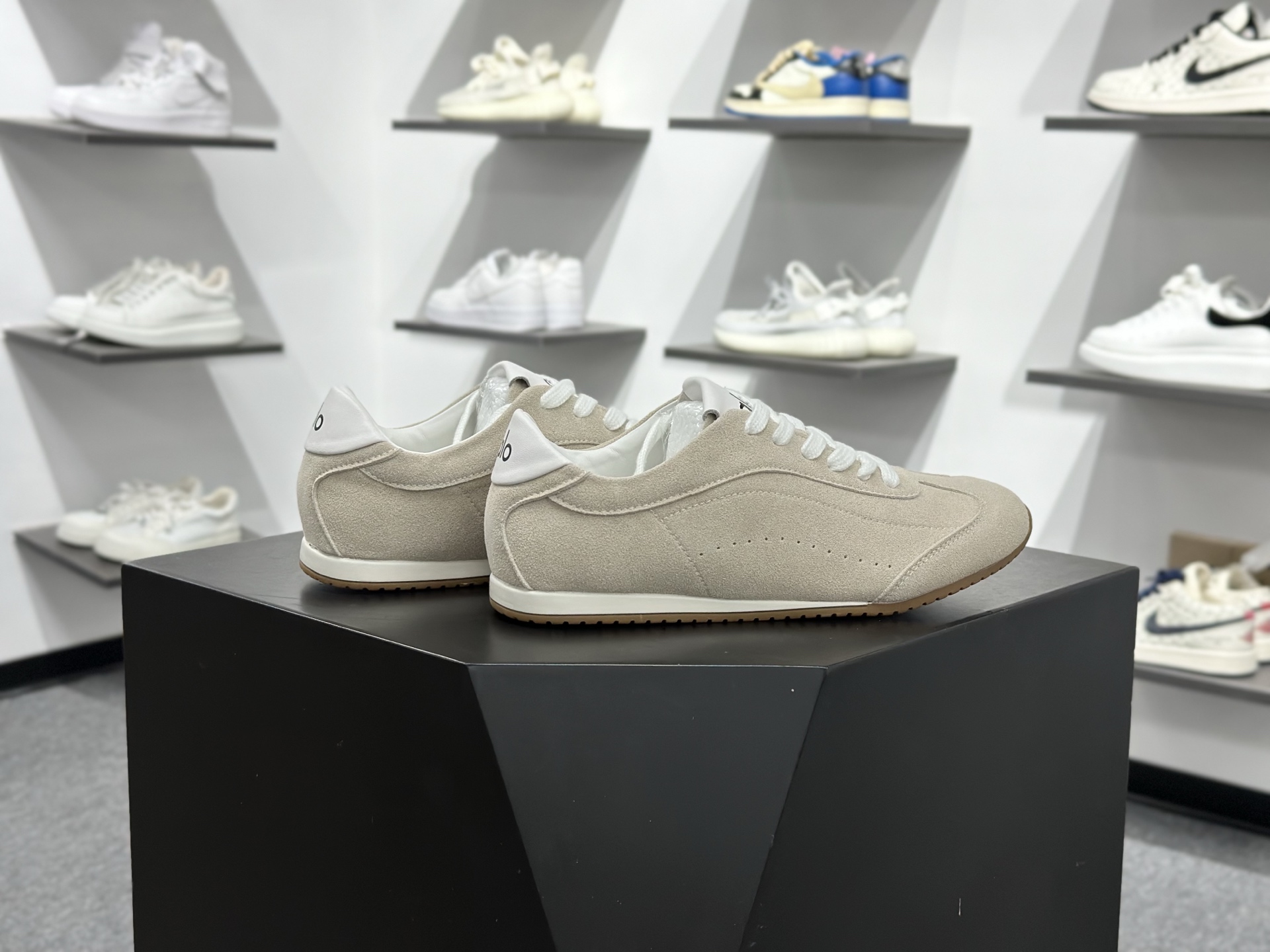 Alo Yoga Sunset Low Sneaker 日落系列低帮阿甘T头复古风德训薄底百搭休闲运动鞋 Alo Yoga Sunset Low Sneaker 日落系列低帮阿甘T头复古风德训薄底百搭休闲运动鞋
