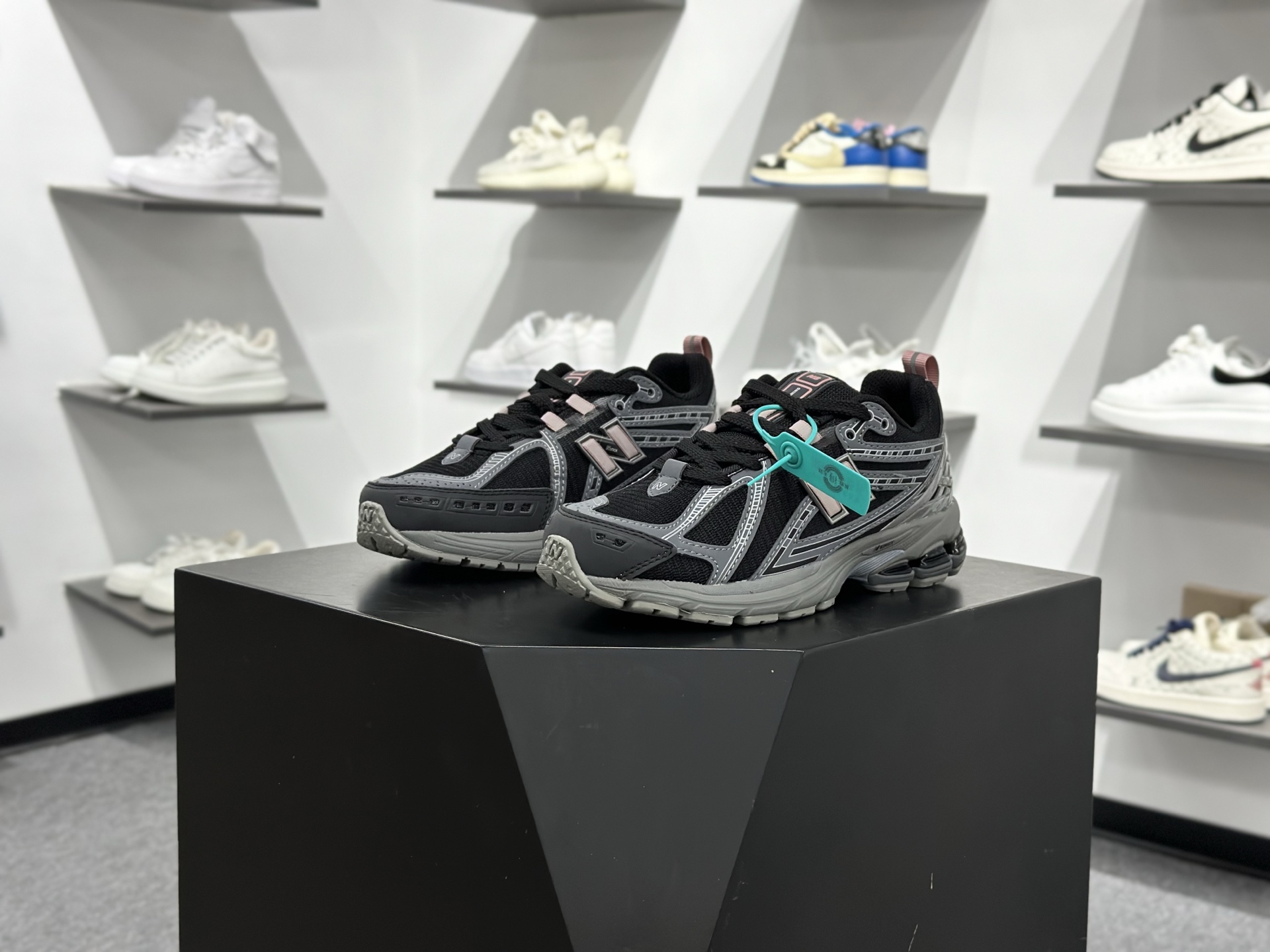 New Balance M1906系列复古单品宝藏老爹鞋 复古元素叠加 M1906R New Balance M1906系列复古单品宝藏老爹鞋 复古元素叠加 M1906R