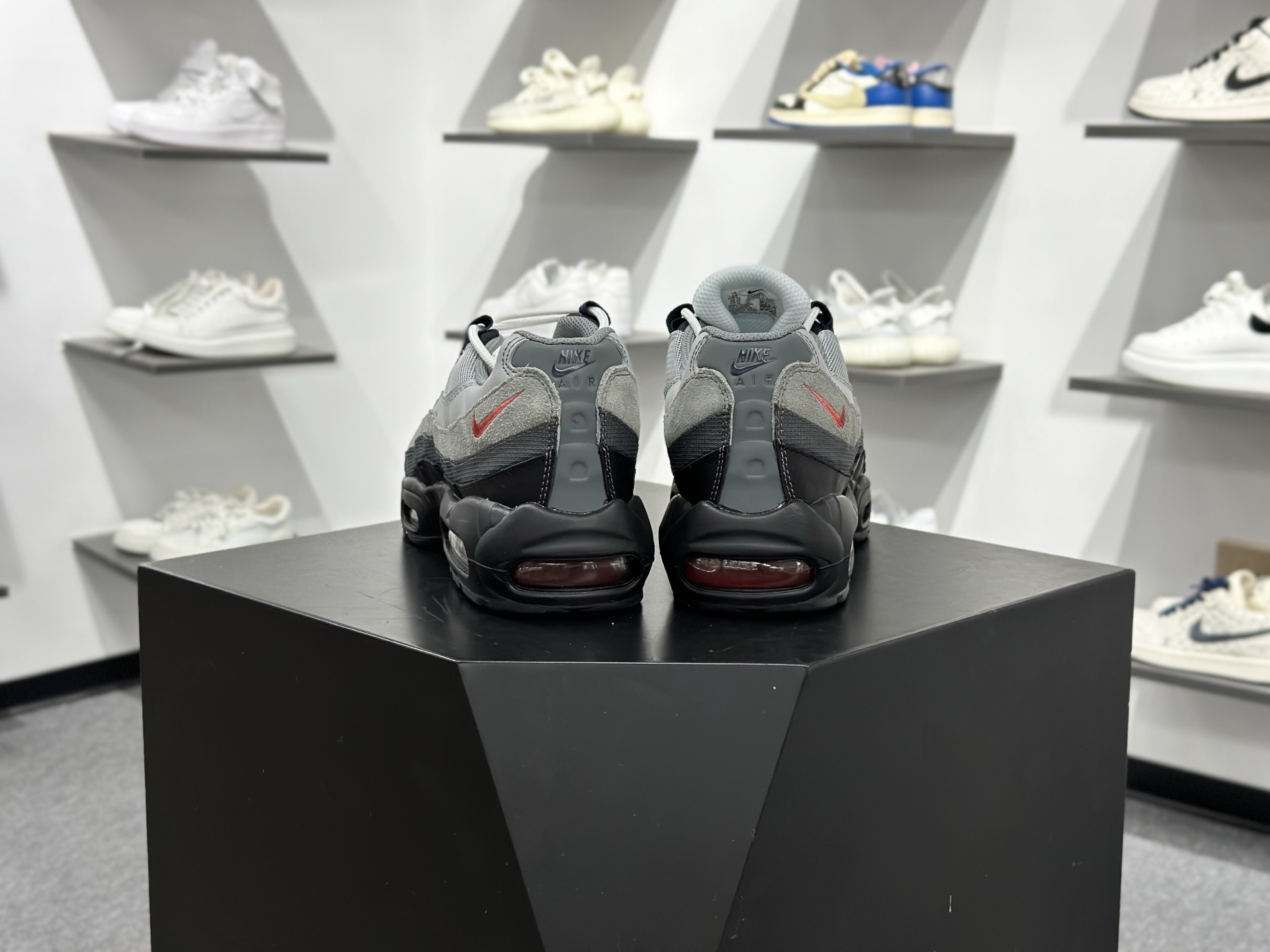 NIKE AIR MAX 95 SP 耐克 气垫复古慢跑百搭鞋休闲运动鞋 DM0011-007 NIKE AIR MAX 95 SP 耐克 气垫复古慢跑百搭鞋休闲运动鞋 DM0011-007