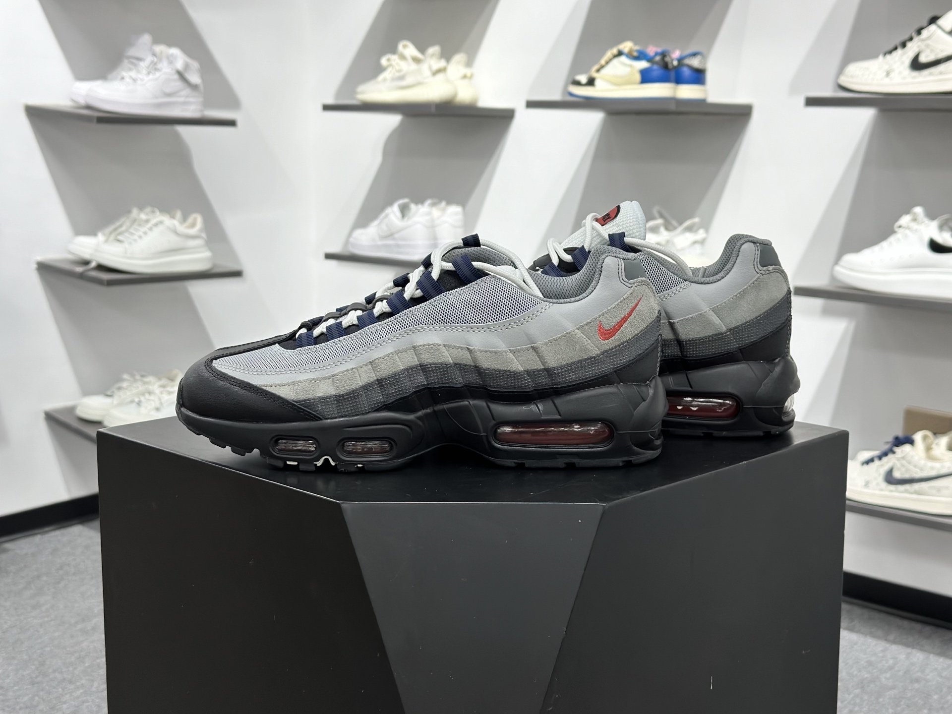 NIKE AIR MAX 95 SP 耐克 气垫复古慢跑百搭鞋休闲运动鞋 DM0011-007 NIKE AIR MAX 95 SP 耐克 气垫复古慢跑百搭鞋休闲运动鞋 DM0011-007