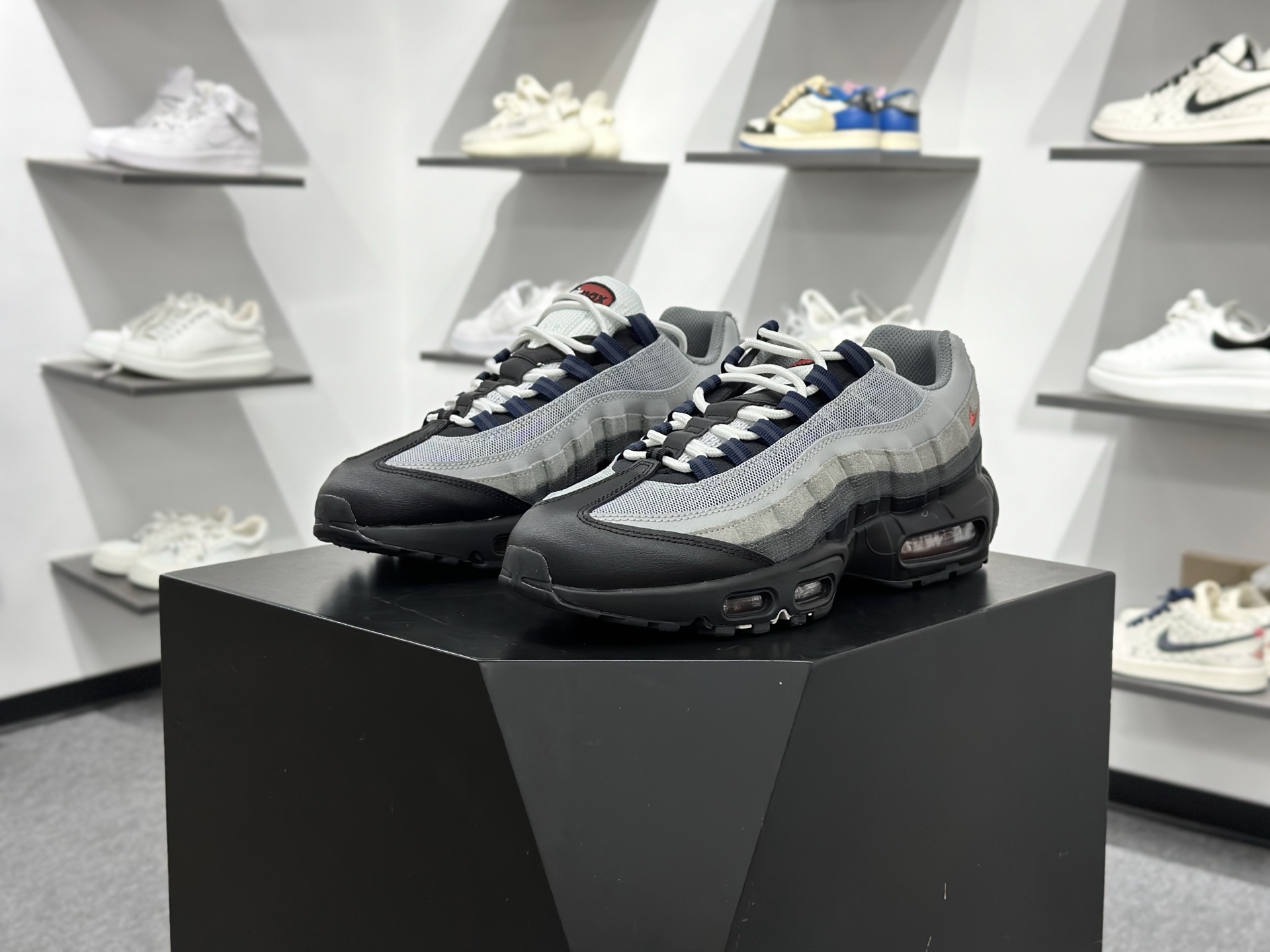 NIKE AIR MAX 95 SP 耐克 气垫复古慢跑百搭鞋休闲运动鞋 DM0011-007 NIKE AIR MAX 95 SP 耐克 气垫复古慢跑百搭鞋休闲运动鞋 DM0011-007