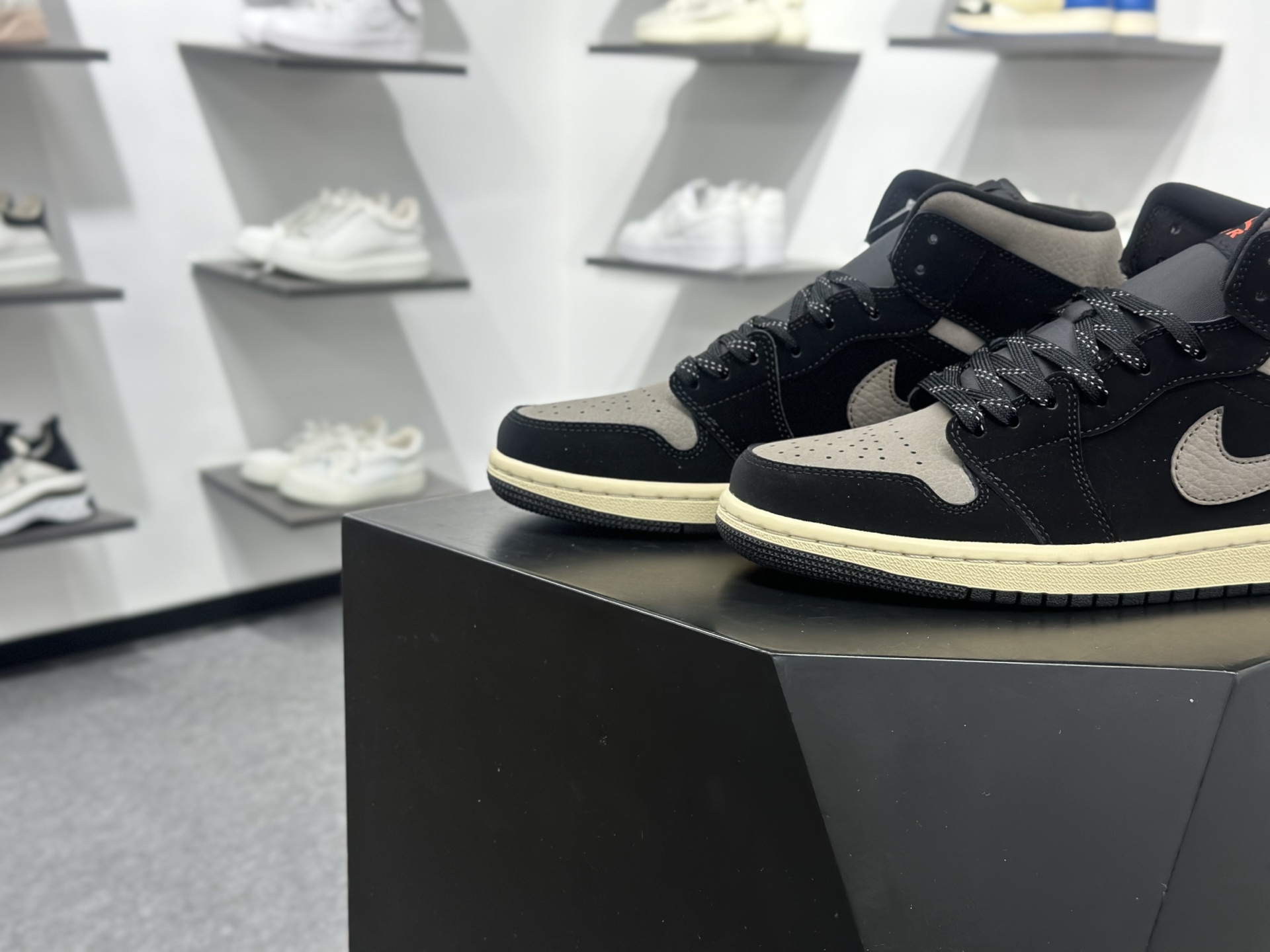 Air Jordan 1 Mid 全新配色 纯原版本 IB7110-002 Air Jordan 1 Mid 全新配色 纯原版本 IB7110-002