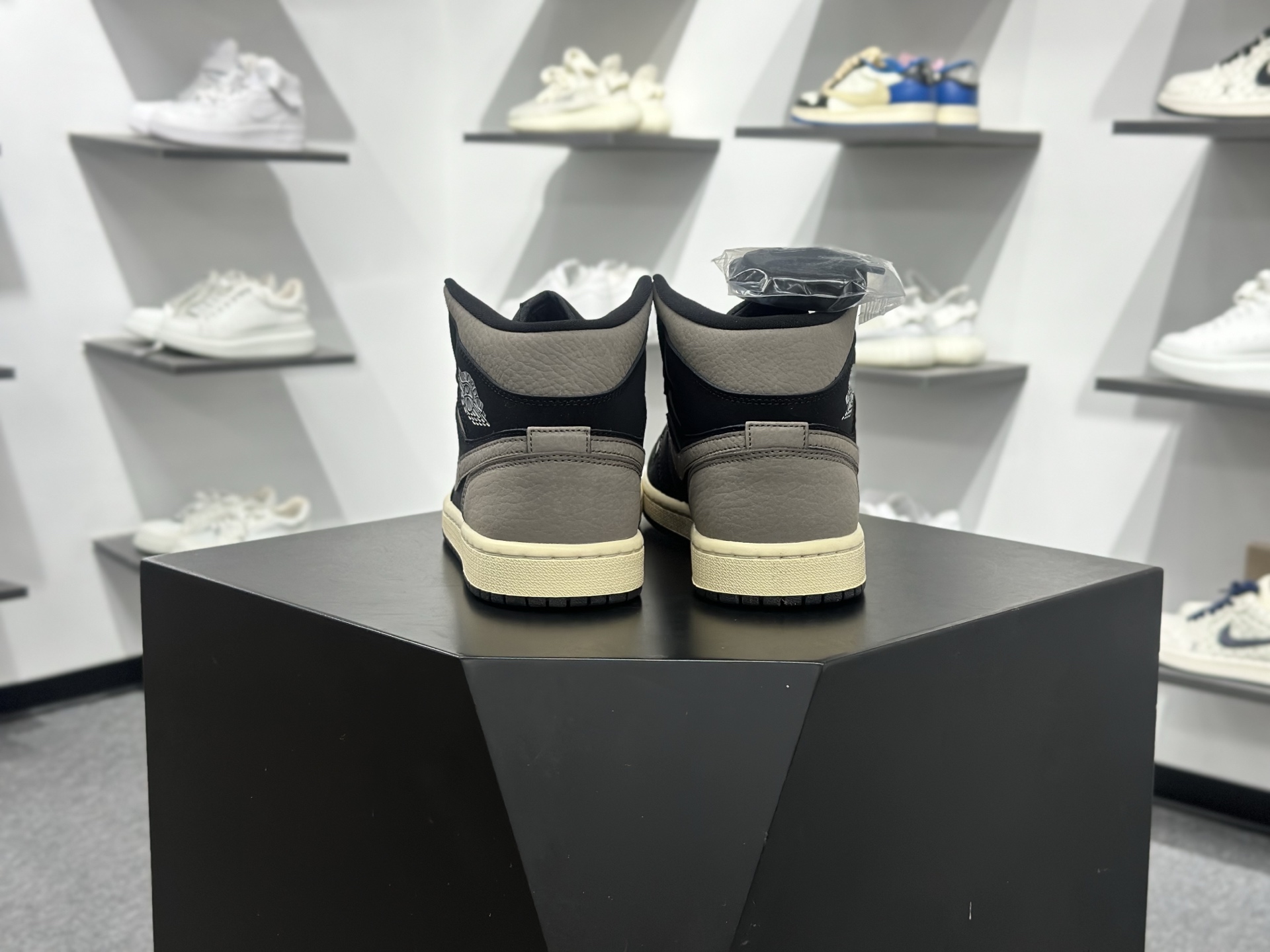 Air Jordan 1 Mid 全新配色 纯原版本 IB7110-002 Air Jordan 1 Mid 全新配色 纯原版本 IB7110-002