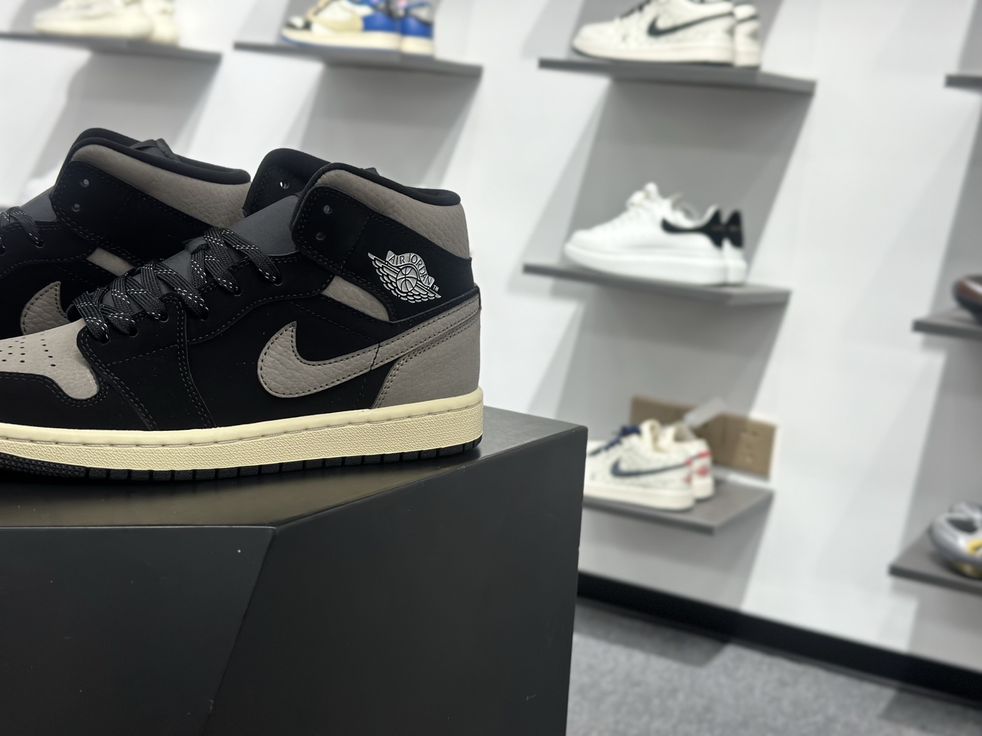 Air Jordan 1 Mid 全新配色 纯原版本 IB7110-002 Air Jordan 1 Mid 全新配色 纯原版本 IB7110-002