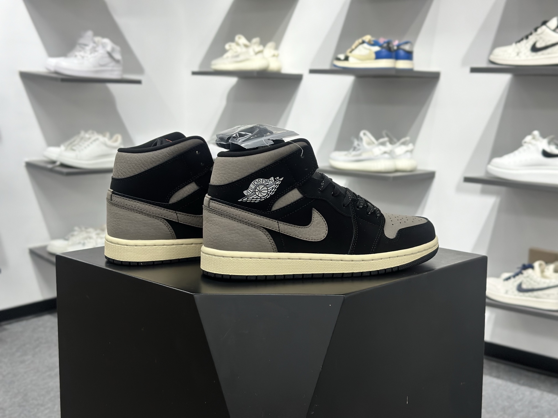 Air Jordan 1 Mid 全新配色 纯原版本 IB7110-002 Air Jordan 1 Mid 全新配色 纯原版本 IB7110-002
