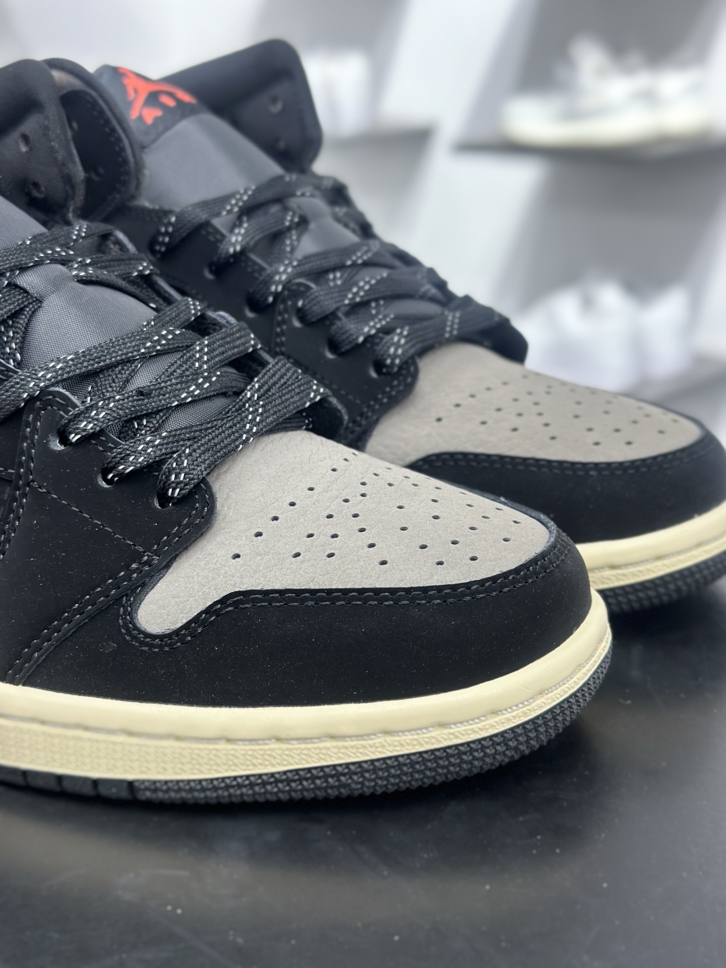 Air Jordan 1 Mid 全新配色 纯原版本 IB7110-002 Air Jordan 1 Mid 全新配色 纯原版本 IB7110-002