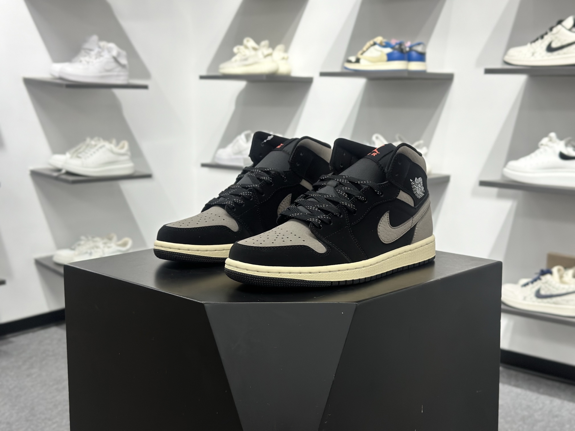 Air Jordan 1 Mid 全新配色 纯原版本 IB7110-002 Air Jordan 1 Mid 全新配色 纯原版本 IB7110-002