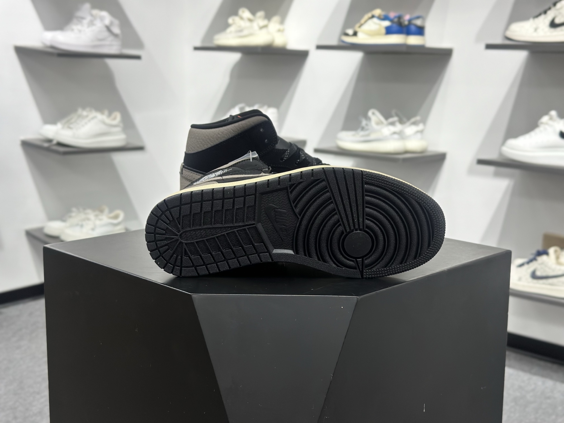 Air Jordan 1 Mid 全新配色 纯原版本 IB7110-002 Air Jordan 1 Mid 全新配色 纯原版本 IB7110-002