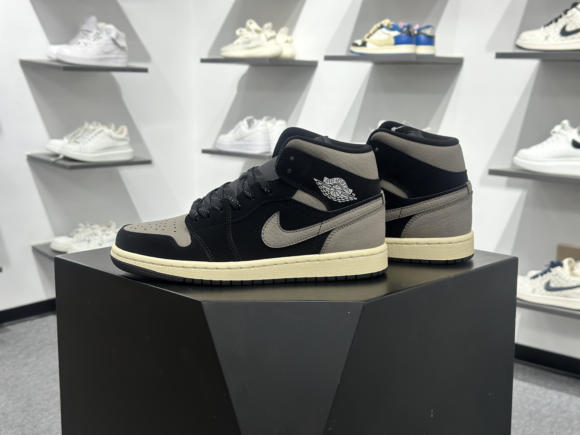 Air Jordan 1 Mid 全新配色 纯原版本 IB7110-002 Air Jordan 1 Mid 全新配色 纯原版本 IB7110-002