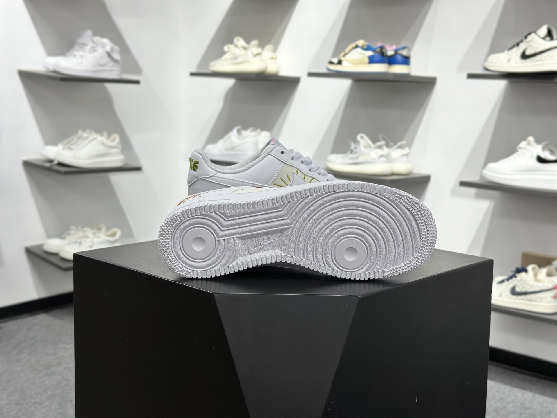 Nike Air Force 1 Low 07 马年限定 米白 IQ1133-111 Nike Air Force 1 Low 07 马年限定 米白 IQ1133-111