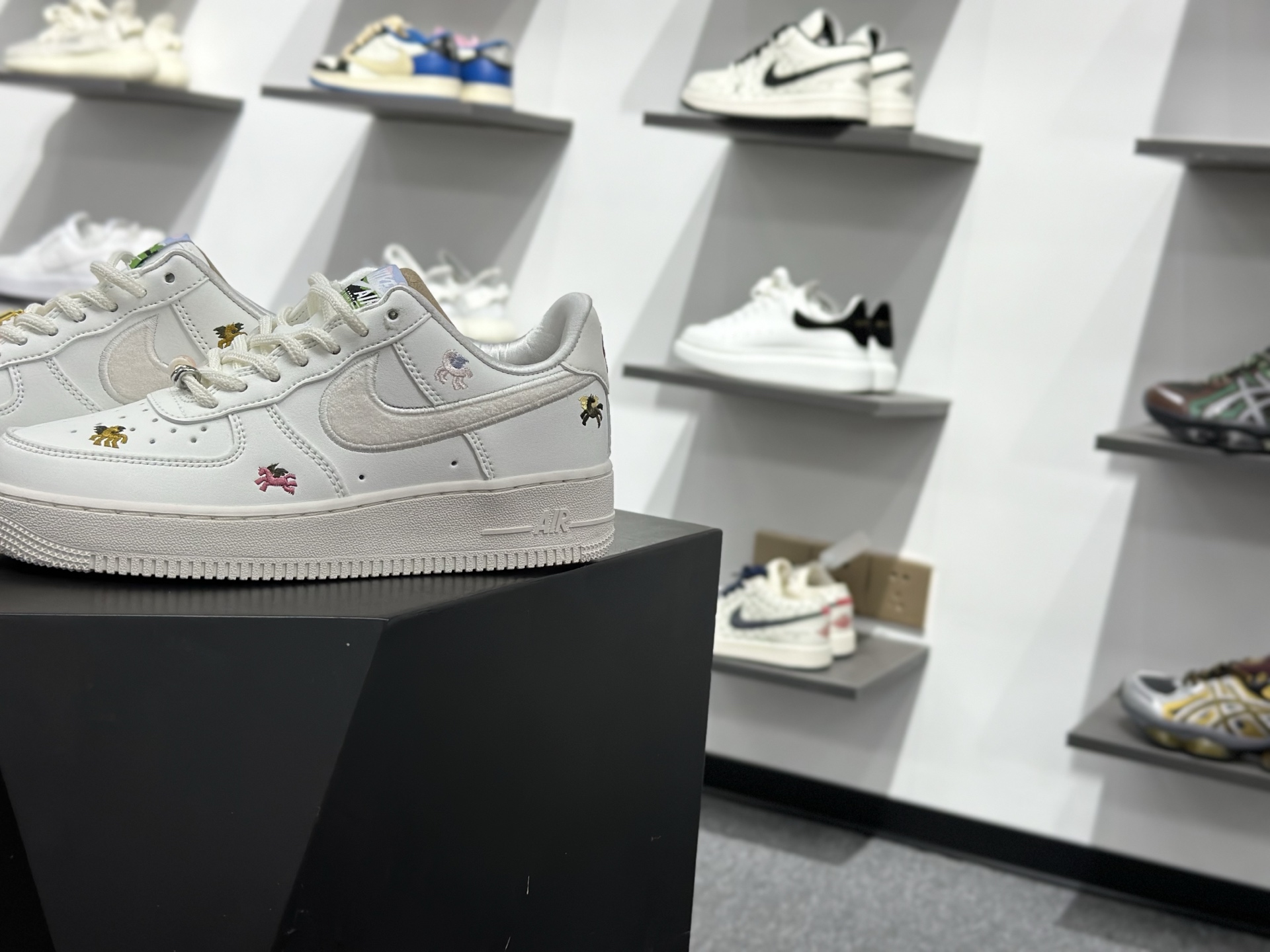Nike Air Force 1 Low 07 小马刺绣 IQ1143-100 Nike Air Force 1 Low 07 小马刺绣 IQ1143-100