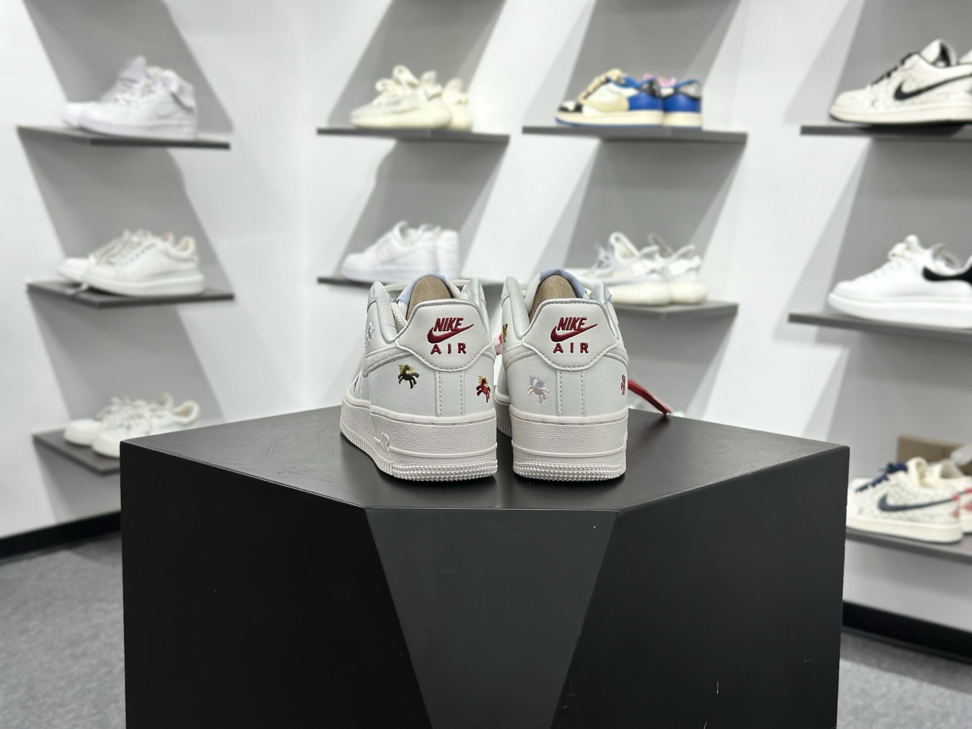 Nike Air Force 1 Low 07 小马刺绣 IQ1143-100 Nike Air Force 1 Low 07 小马刺绣 IQ1143-100