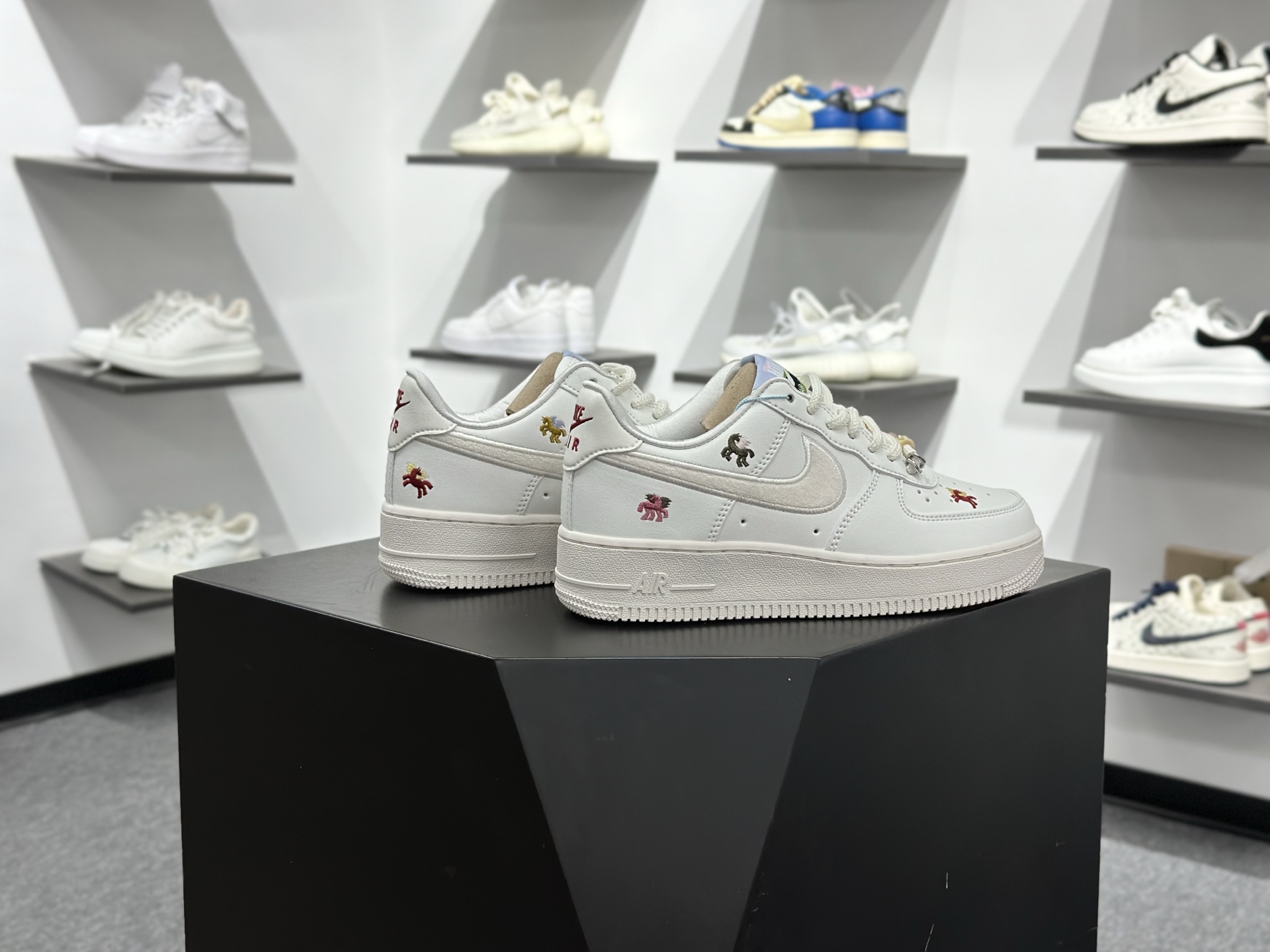 Nike Air Force 1 Low 07 小马刺绣 IQ1143-100 Nike Air Force 1 Low 07 小马刺绣 IQ1143-100