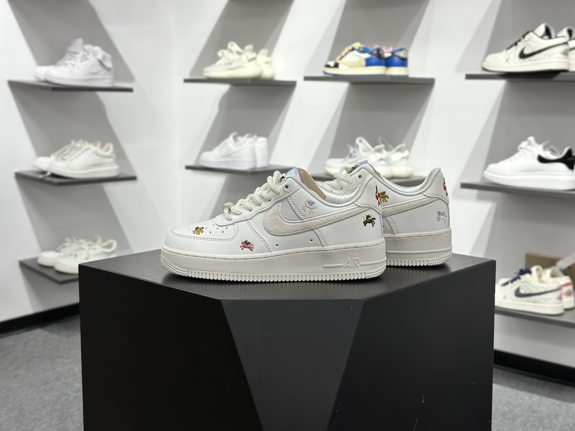 Nike Air Force 1 Low 07 小马刺绣 IQ1143-100 Nike Air Force 1 Low 07 小马刺绣 IQ1143-100